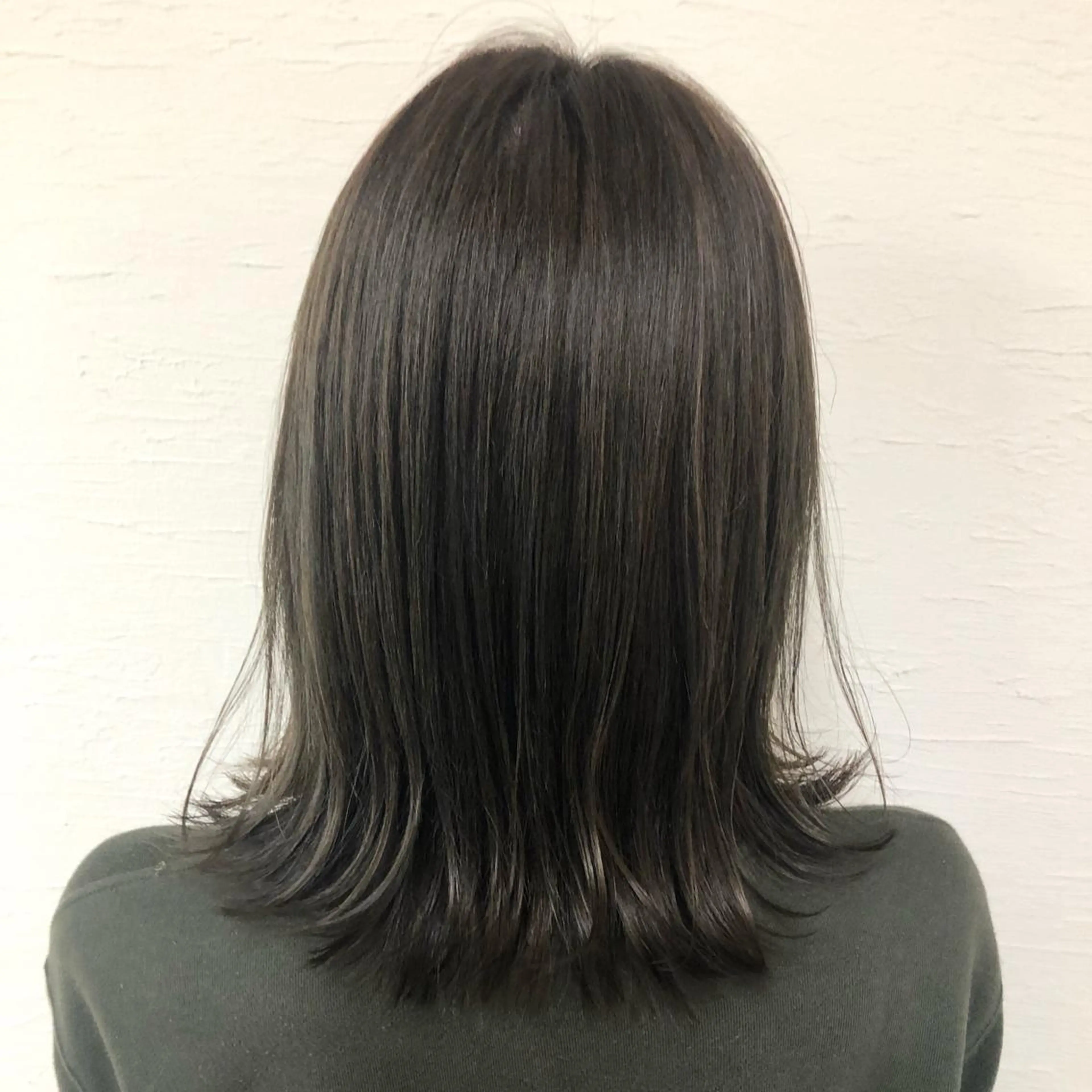 カラー アッシュ 透明感カラー ハイトーンカラー オリーブアッシュ chelsea所属・神山 ゆきのヘアスタイル