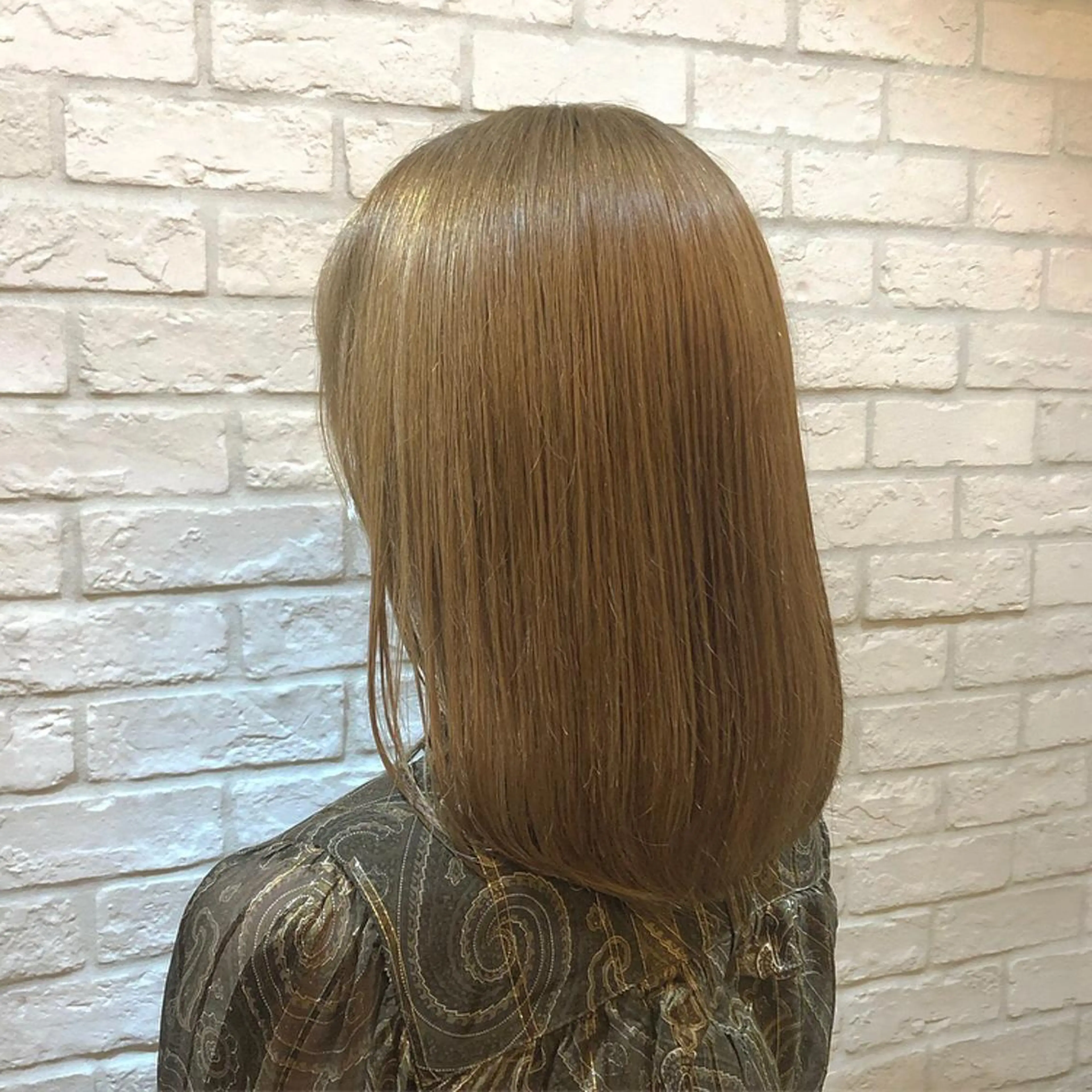 セミロング カラー ベージュカラー ブリーチ ダブルカラー ミルクティーベージュ ブリーチなしカラー charer eye salon所属・マブチ キサラのマツエク・マツパデザイン