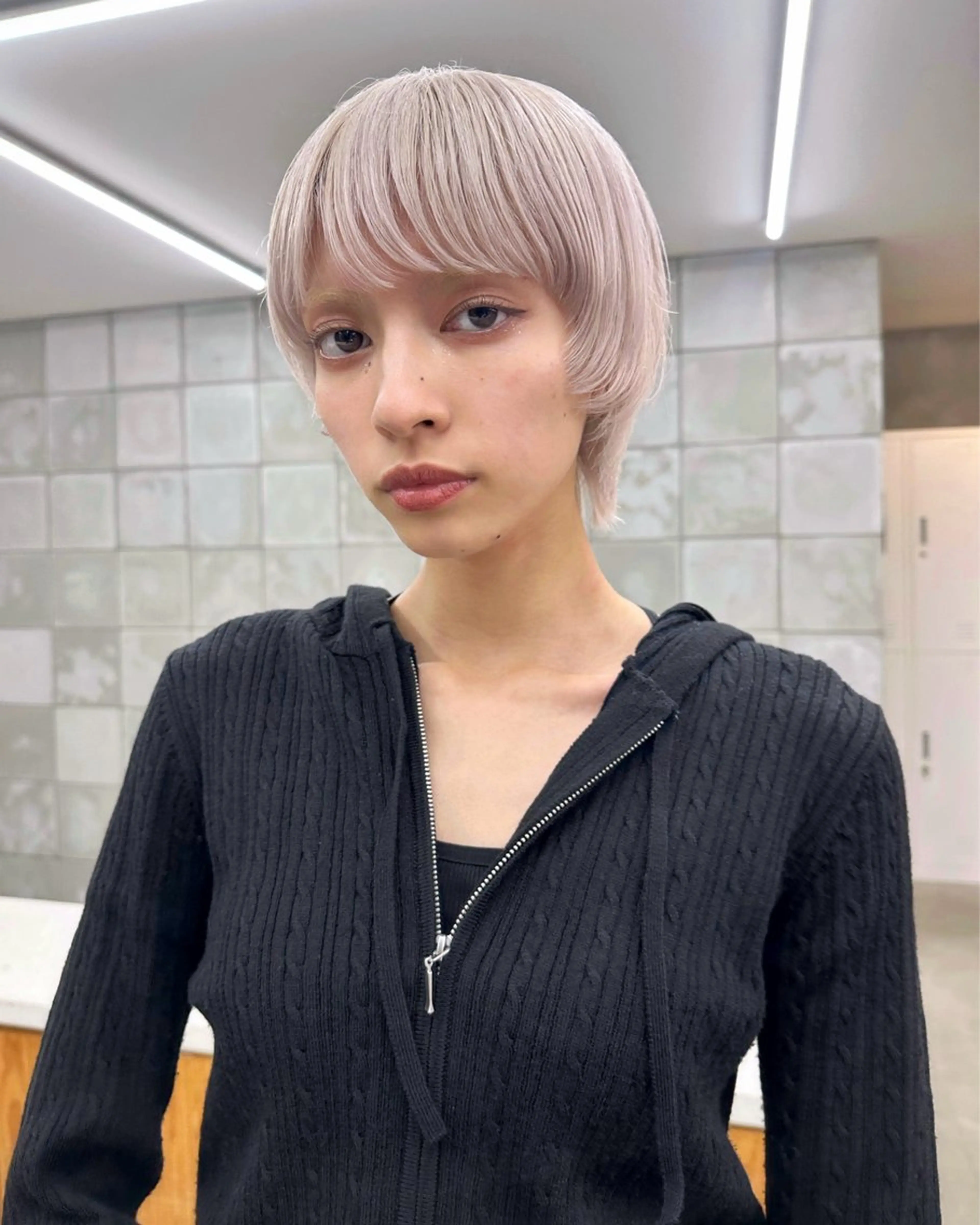 ショート カラー ベージュカラー ブリーチ ブロンド グレージュ ハイトーンカラー カット ヘアカラー 榛地 渉馬のヘアスタイル