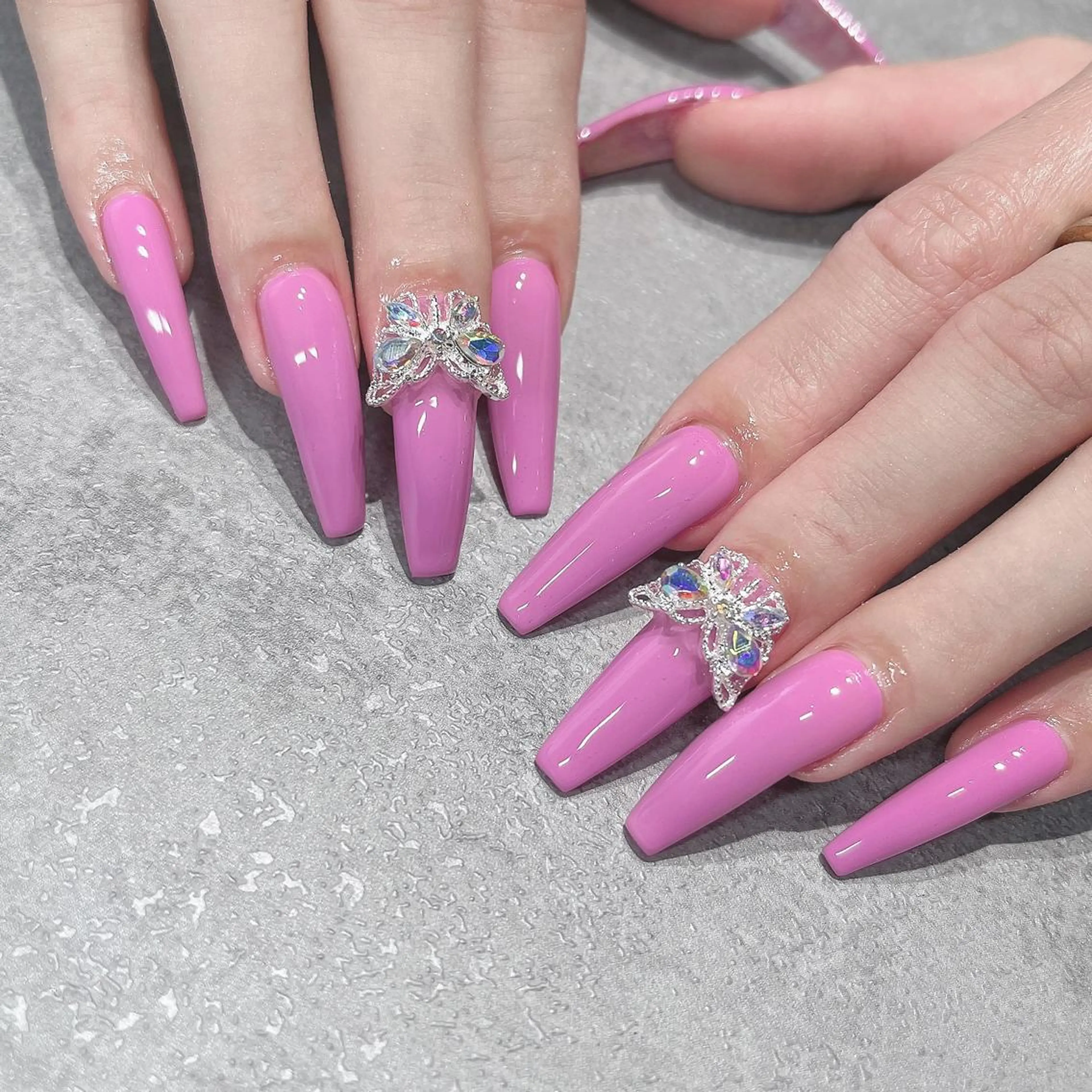 ネイル フットネイル フレンチネイル ジェルネイル ラメ(グリッター) ラメグラデーション ハンドネイル NEO Beauty Salon所属・𝐍𝐄𝐎 𝐉𝐔𝐑𝐈のネイルデザイン