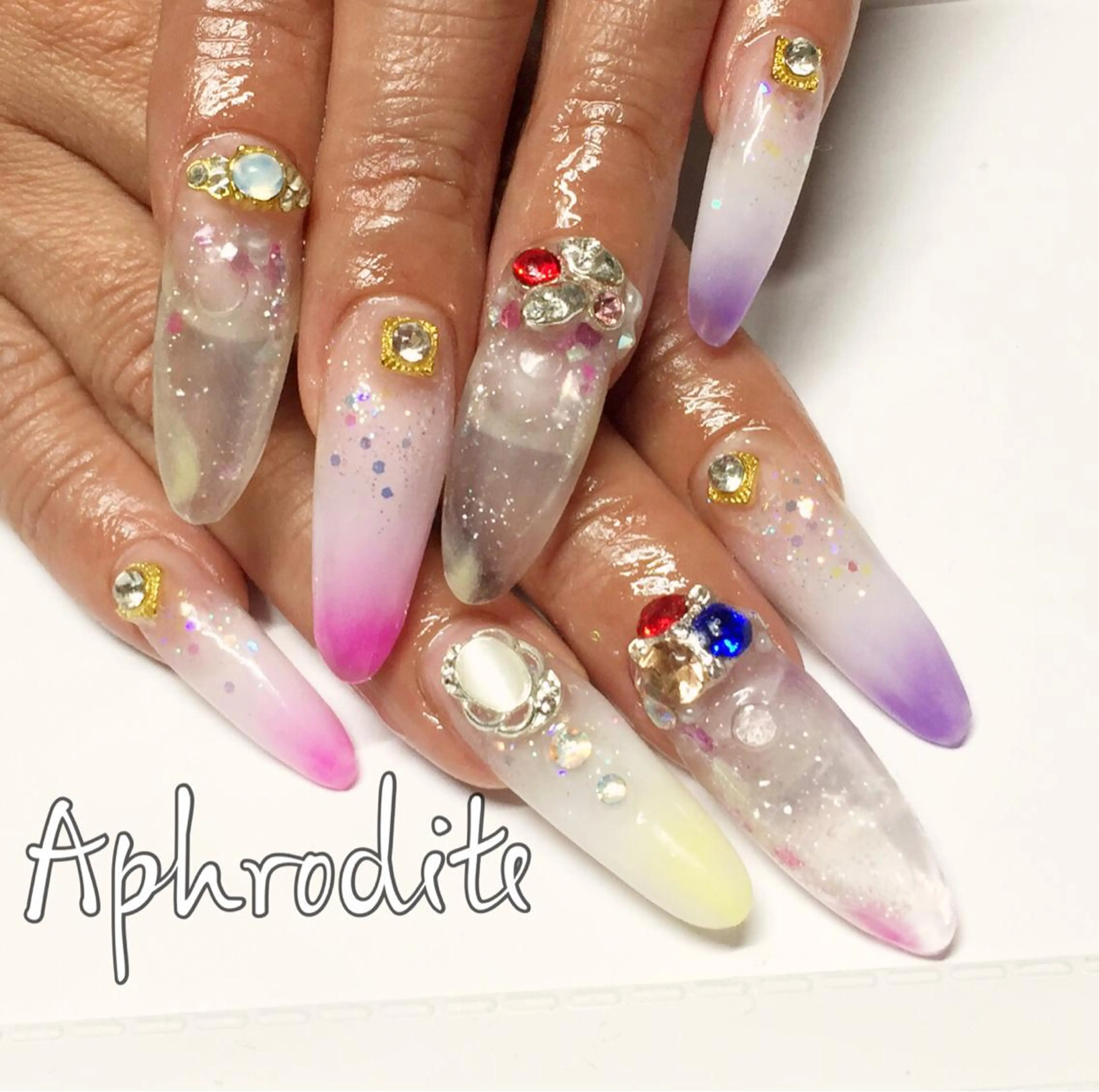 ロング ネイル APHRODITE Nagisaのネイルデザイン