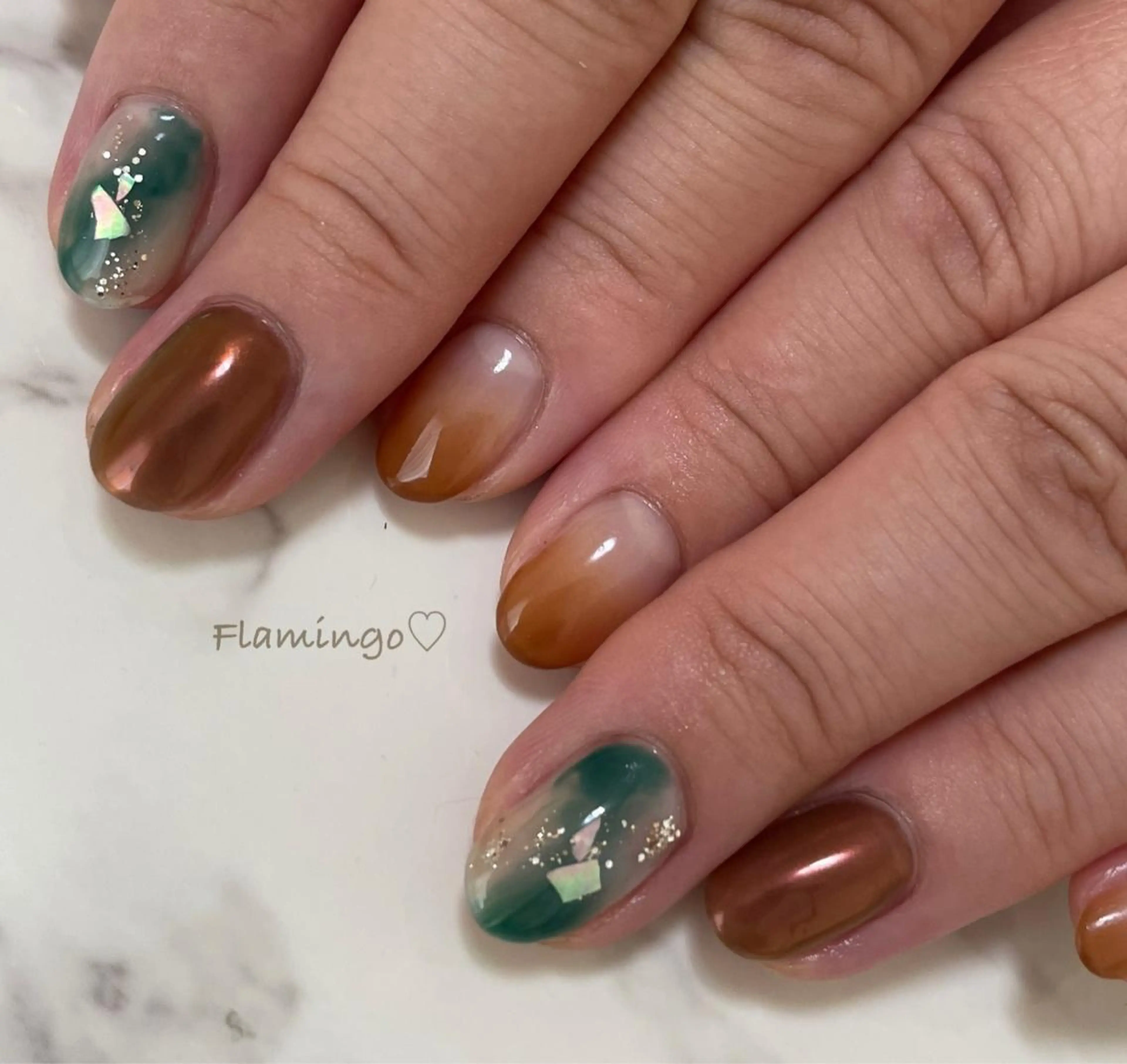 ネイル ブラウン ジェルネイル グラデーション ミラーネイル ニュアンスネイル シンプル／上品／爪育 ☺︎Flamingoのネイルデザイン