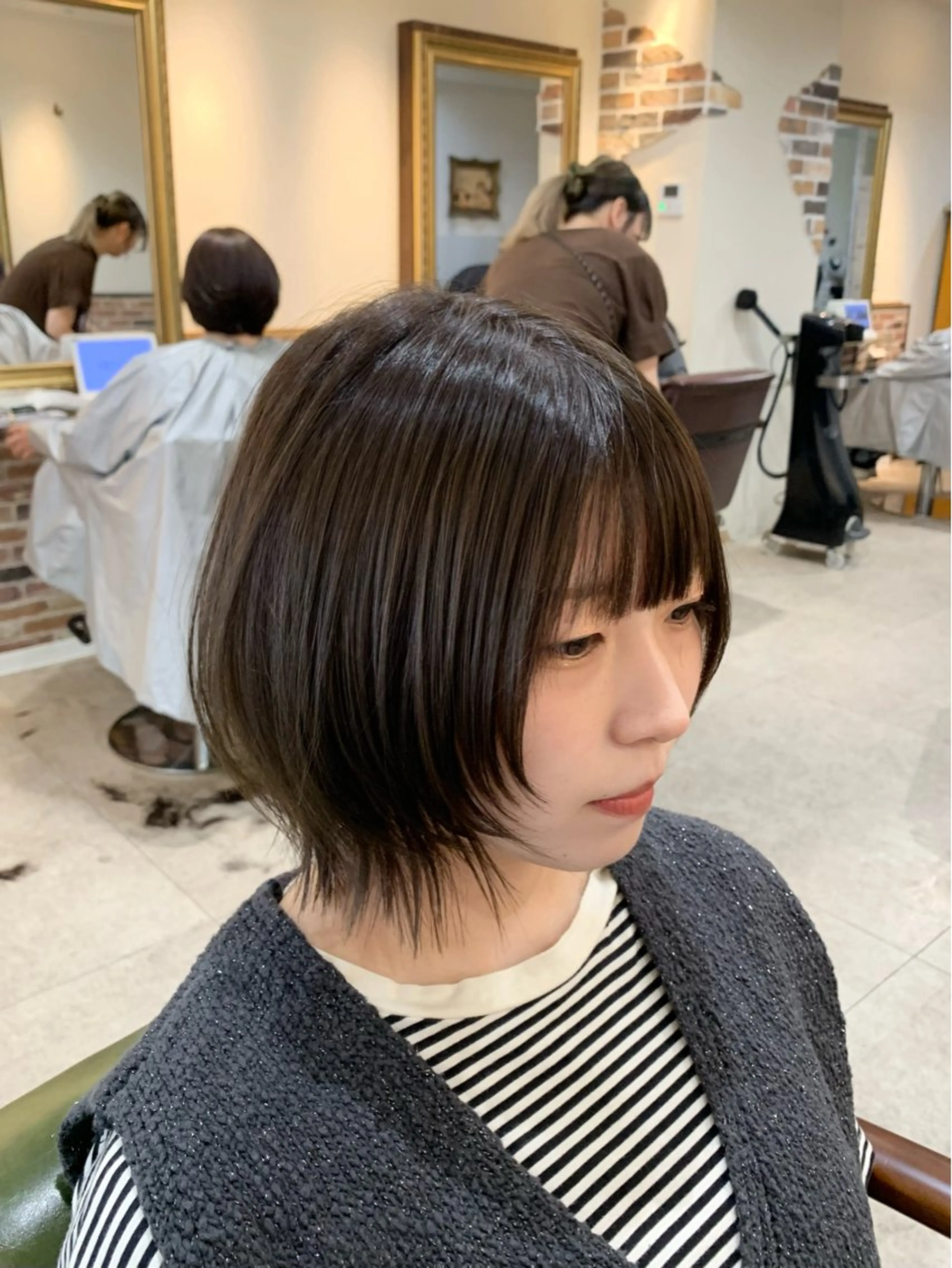 ショート カラー ボブレイヤー ボブ 韓国風ヘア レイヤーカット カット ヘアカラー 越冨 晃平のヘアスタイル