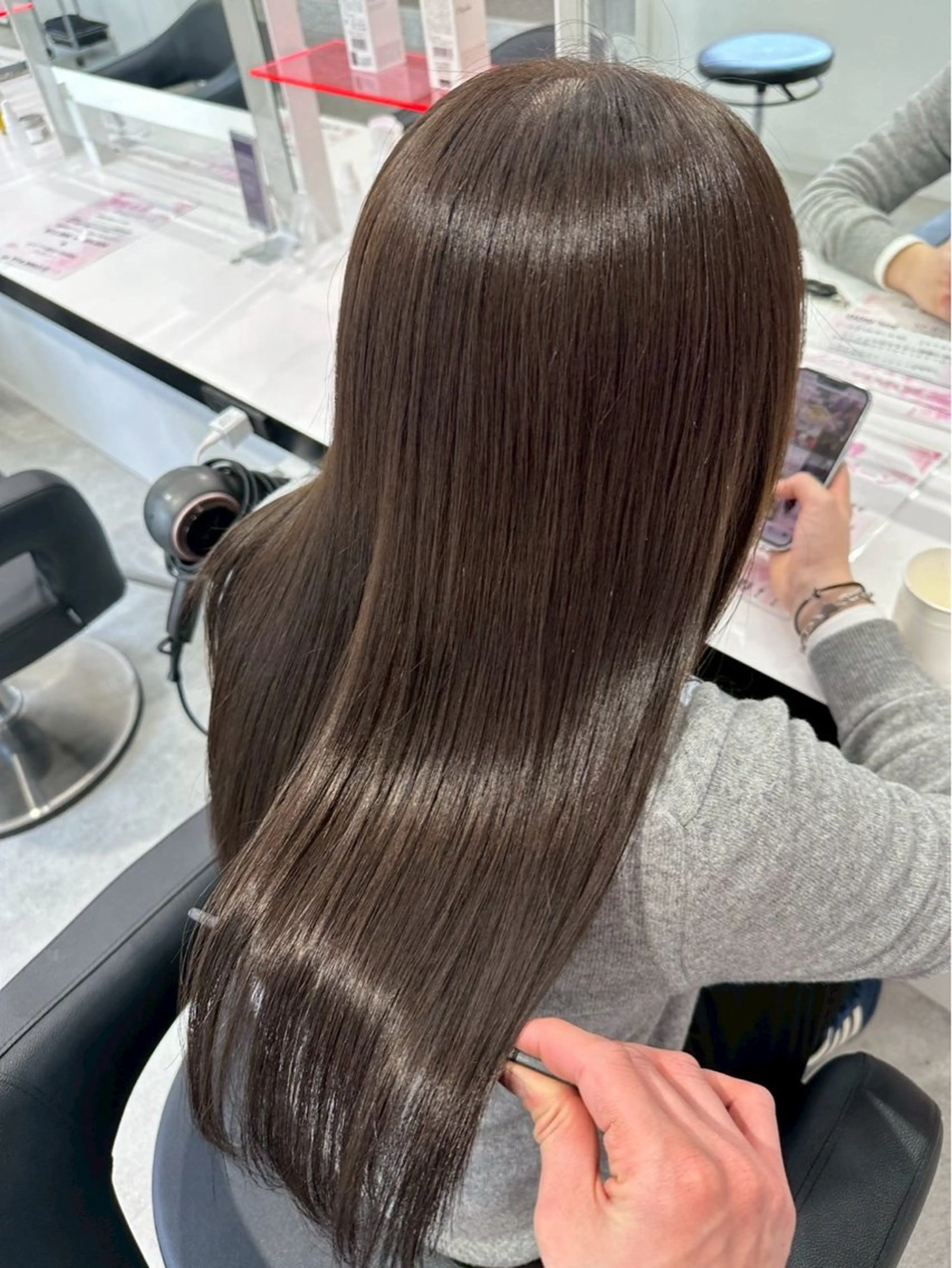 ロング ヘアカラー トリートメント 🥨ベージュ/グレー ジュ/moe🥨のヘアスタイル