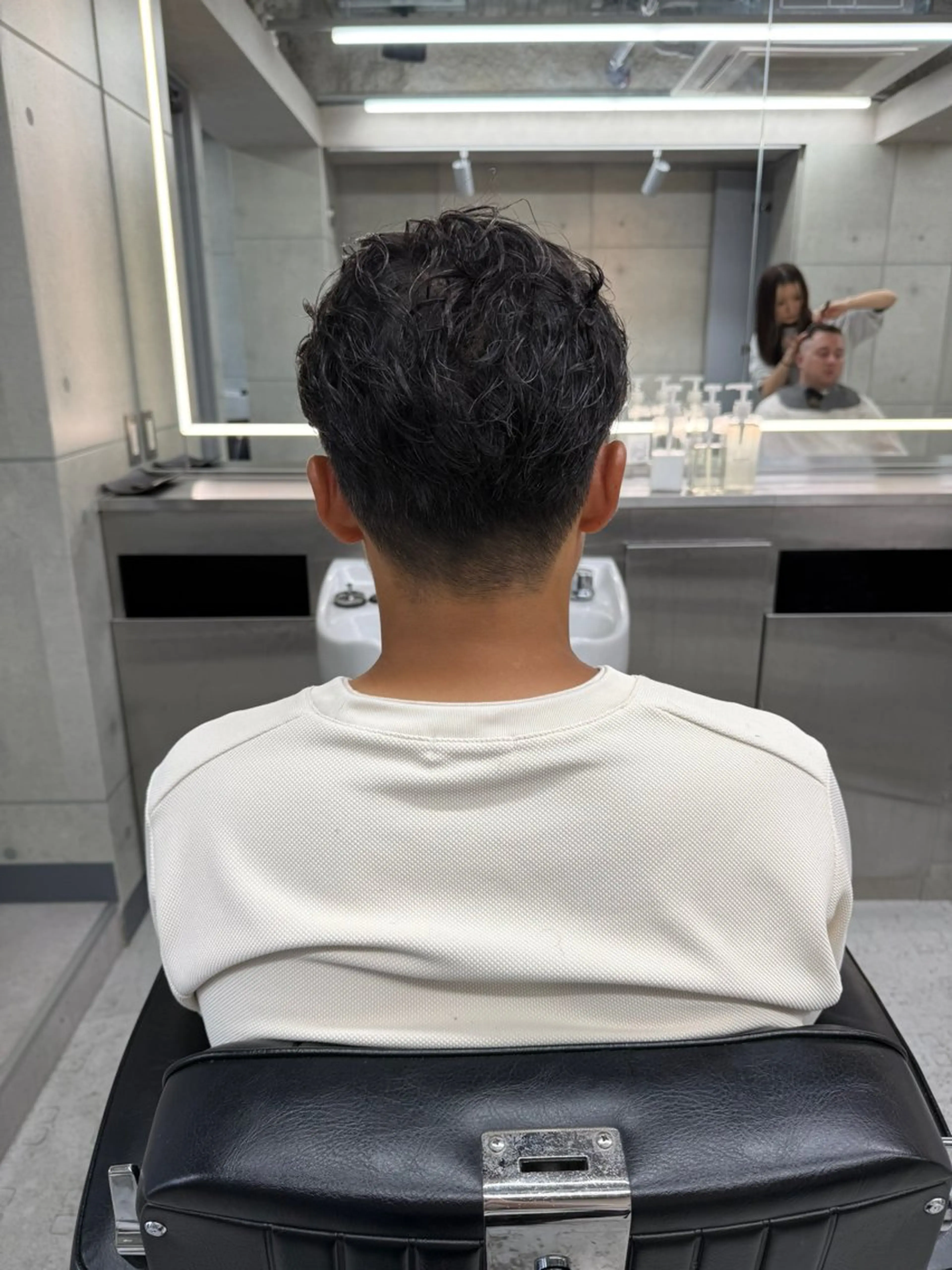 ミディアム パーマ メンズ ミディアムパーマ メンズブリーチ センターパート フェードカット メンズパーマ CHROM TOKYO A.L.T所属・【メンズ・パーマ】 藪 清正のヘアスタイル