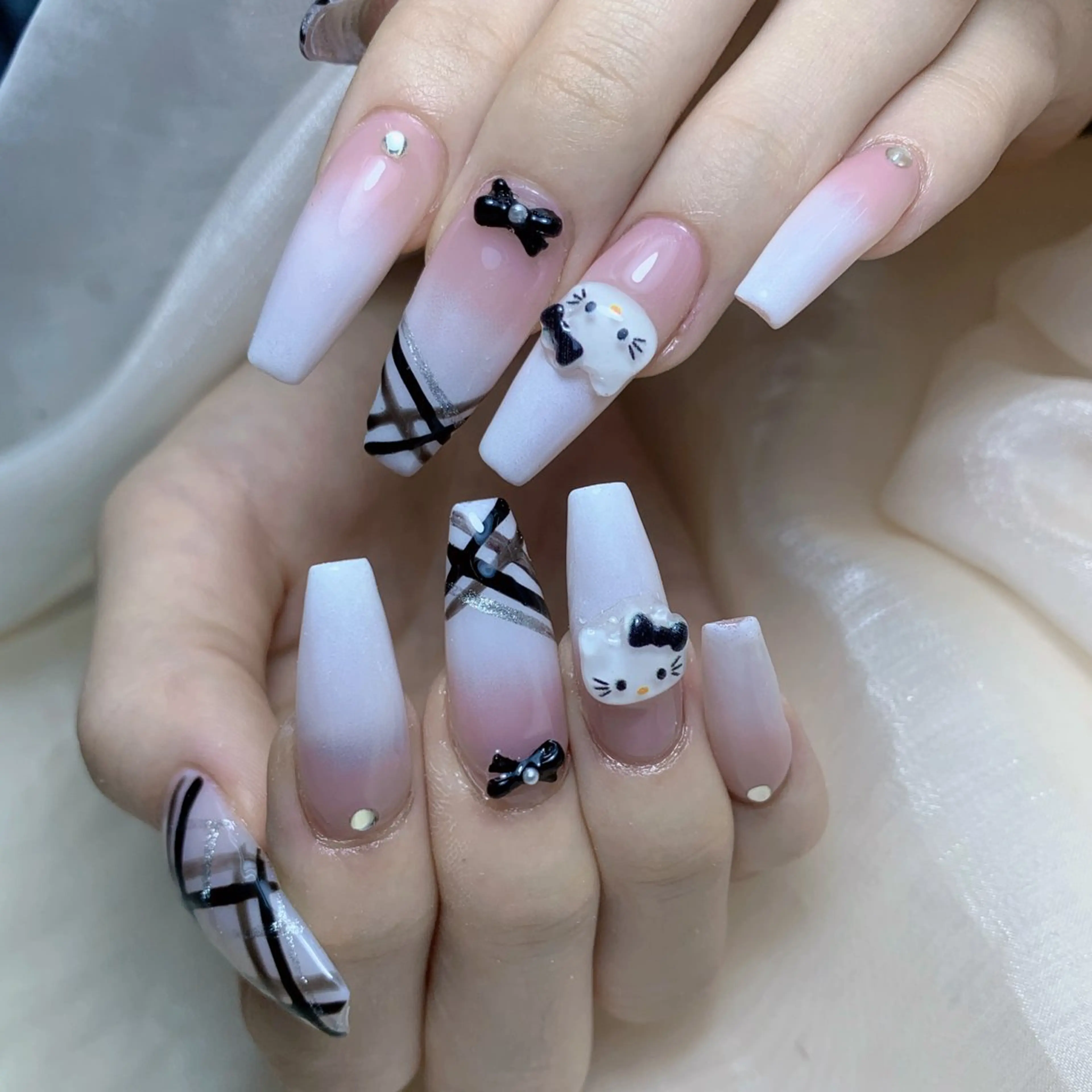 ネイル オーロラネイル フレンチネイル ハート キラキラネイル 韓国ネイル ハンドネイル Melody Nail所属・Melody  3D/スカルプ専門店のネイルデザイン