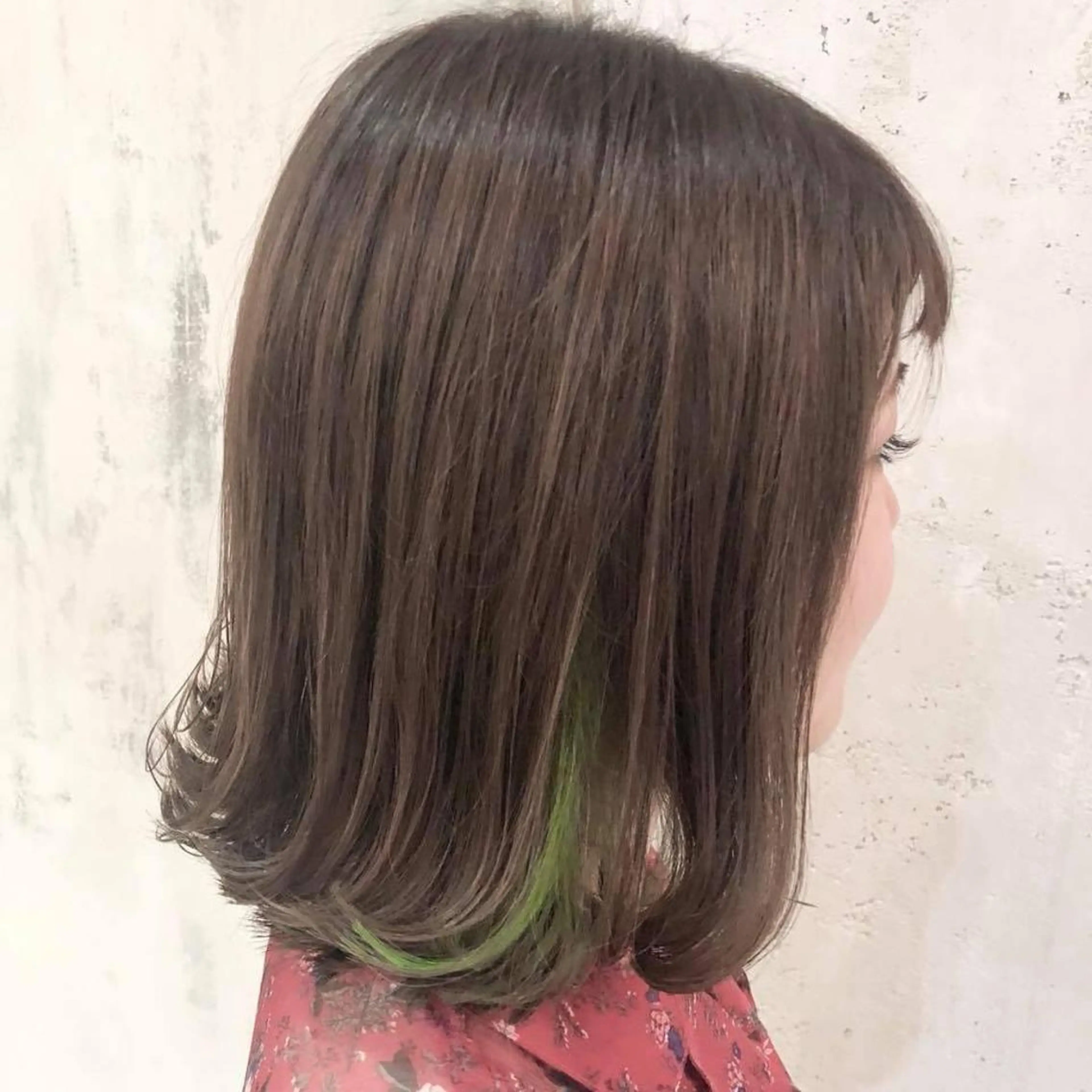 ミディアム ブリーチなしカラー/ 顔周りレイヤーカットのヘアスタイル