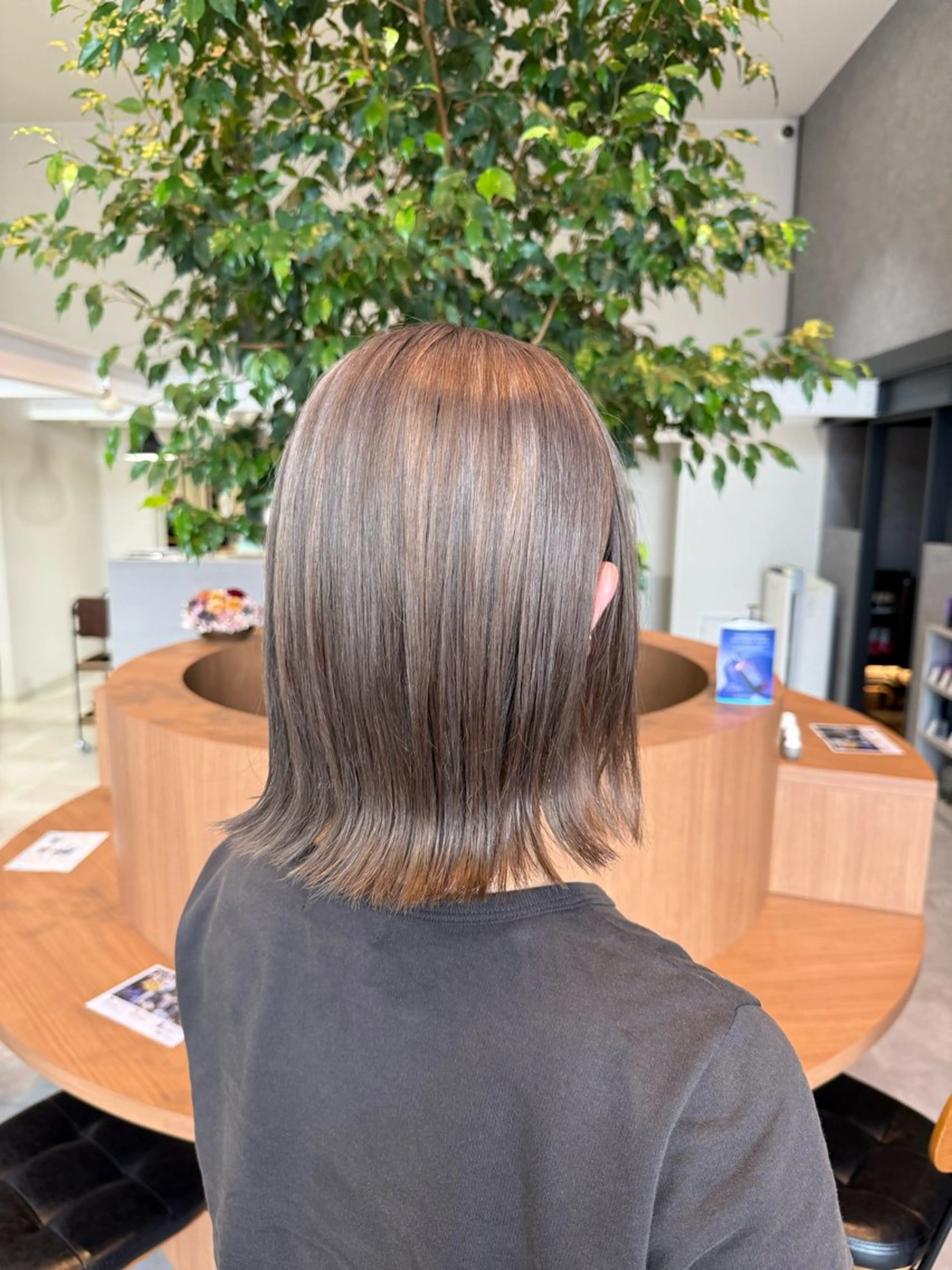ミディアム カラー グレージュ ミルクティーグレージュ カット ヘアカラー ayaka |トレンドヘアのヘアスタイル