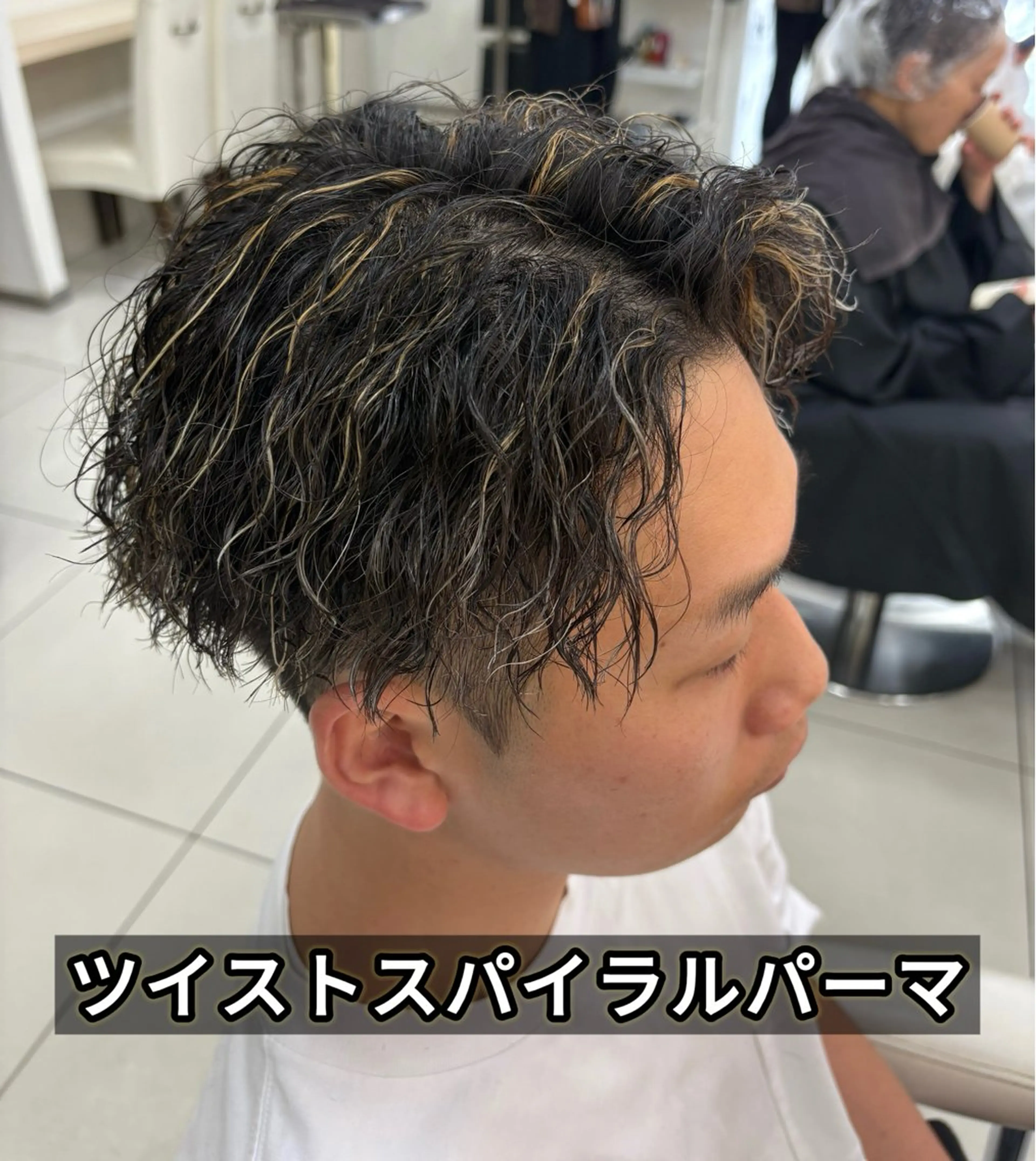 ショート カラー パーマ メンズ センターパート フェードカット フェザーパーマ カルマパーマ マッシュ カット ヘアカラー パーマ トリートメント 髪質改善/艶カラー/ メンズパーマ/鈴木のヘアスタイル