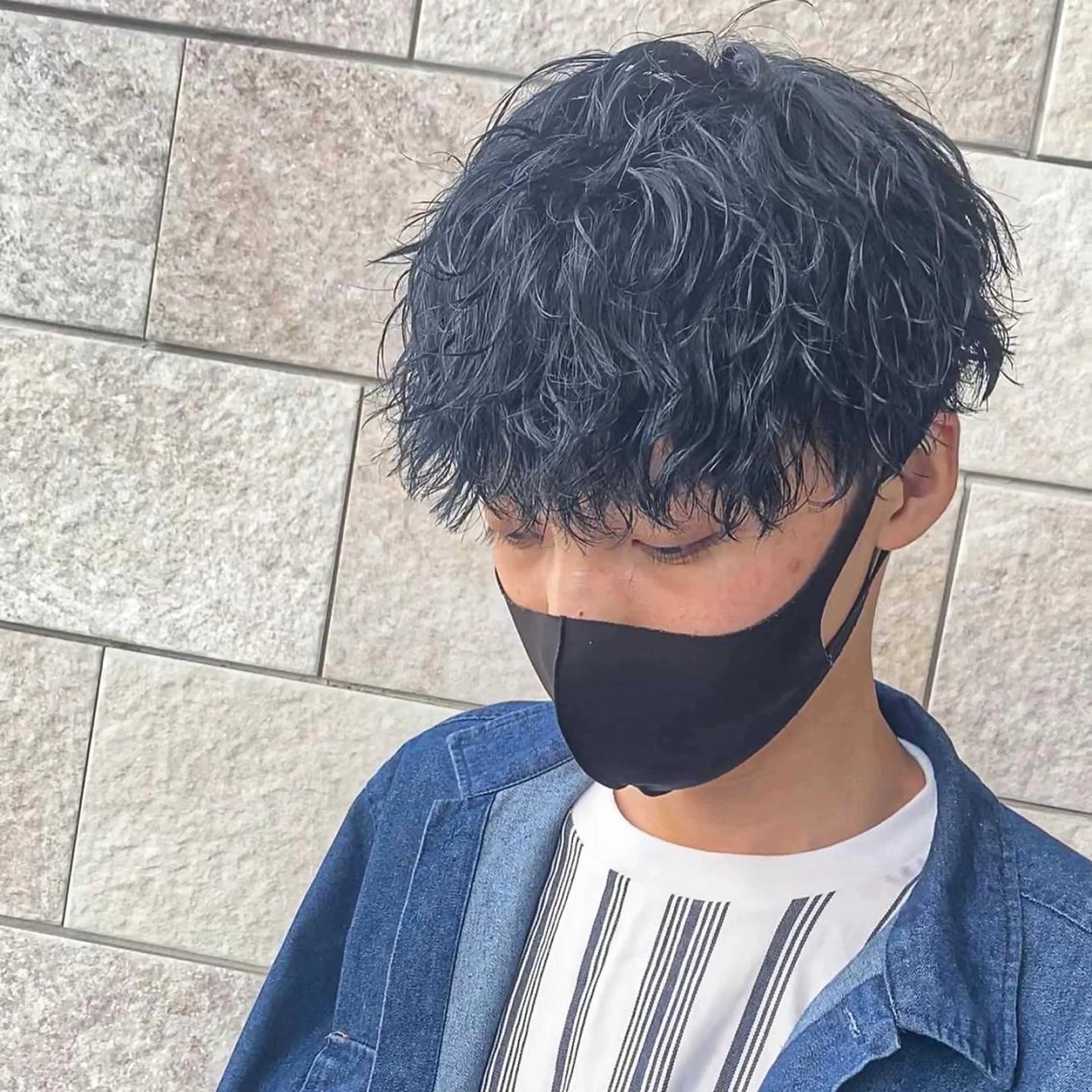 ショート カラー パーマ メンズ メンズブリーチ 黒髪 ブリーチ ブルーカラー ブルーブラック メンズパーマ 西條真治のヘアスタイル
