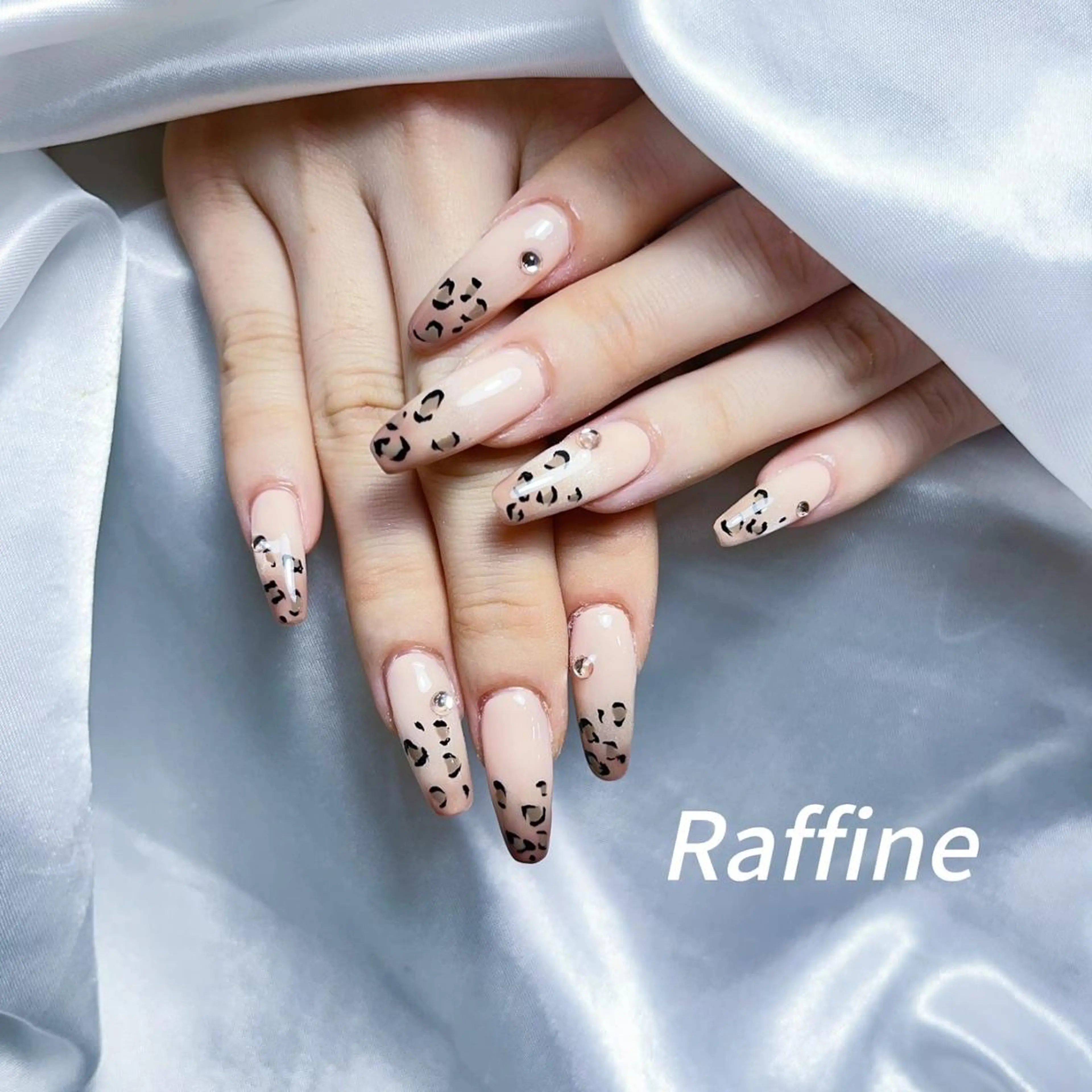 ネイル ハンドネイル RAFFINE haru🦋🩵のネイルデザイン