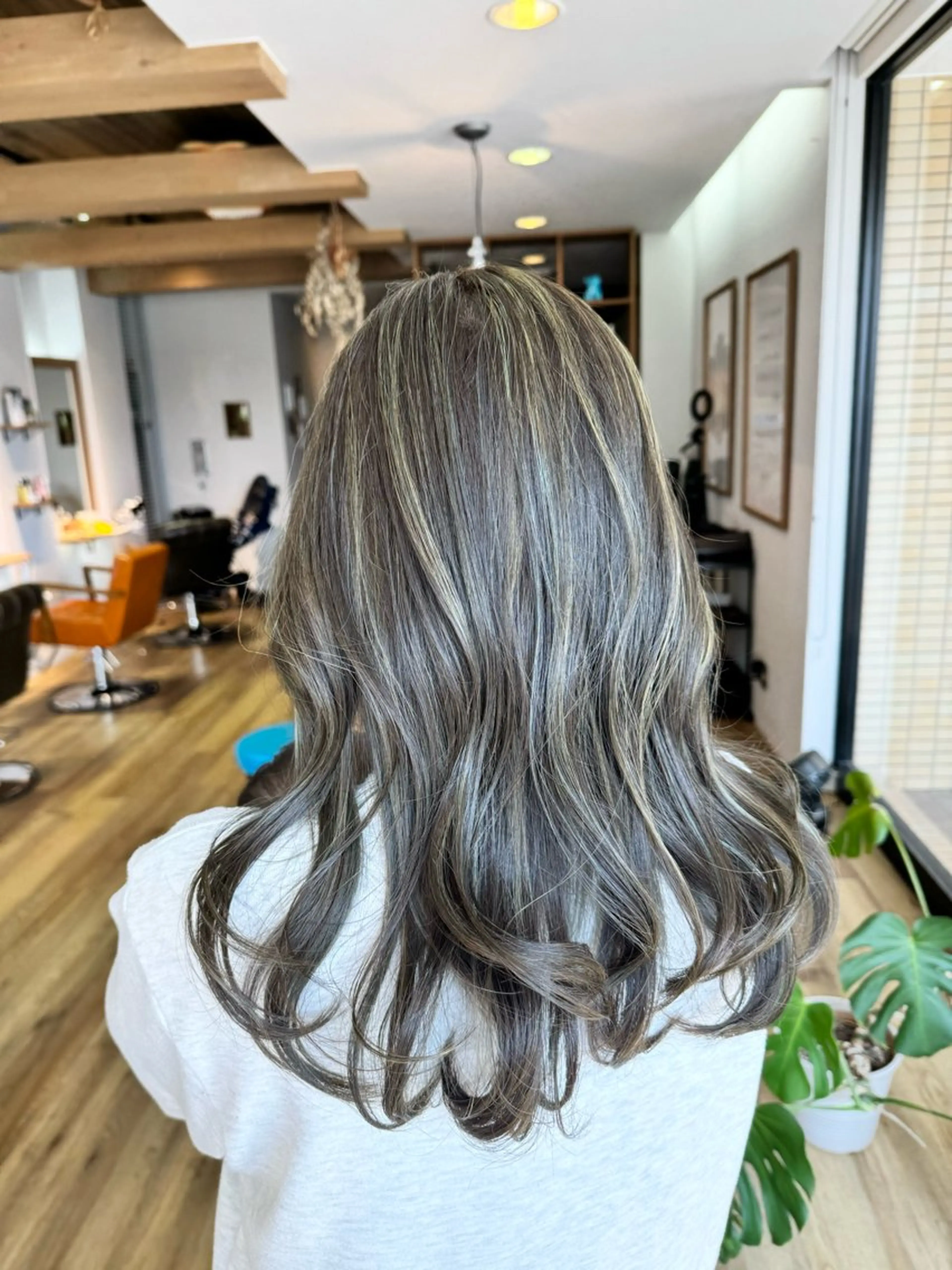 ロング カラー グレージュ ハイライトカラー オリーブグレージュ オリーブグレー ハイライト ヘアカラー トリートメント ツキダテ ユイのヘアスタイル