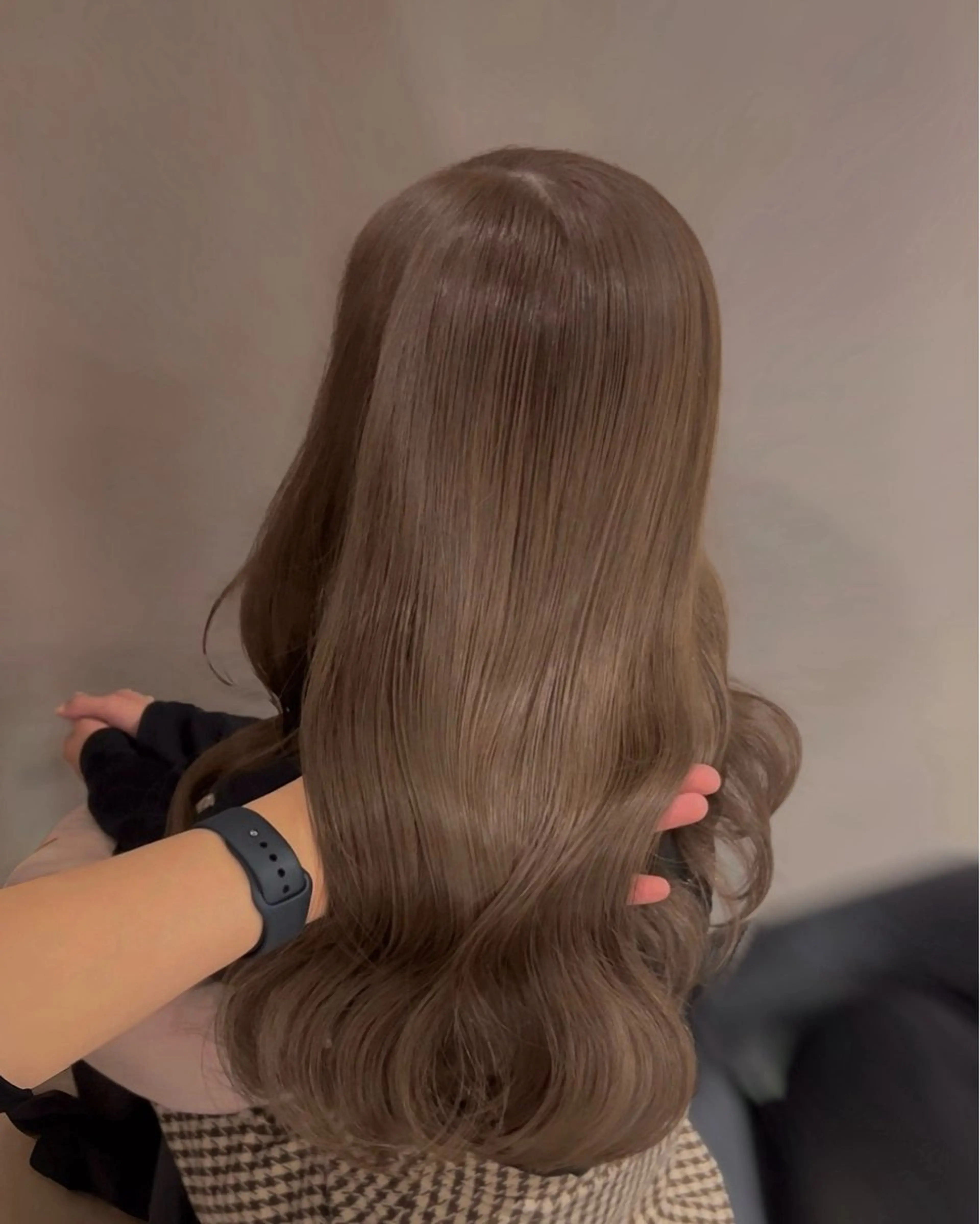 セミロング カラー パーマ アッシュ アッシュグレー アッシュグレージュ ベージュカラー ブリーチ カット ヘアカラー トリートメント ブリーチなし/ ベージュ/akiraのヘアスタイル