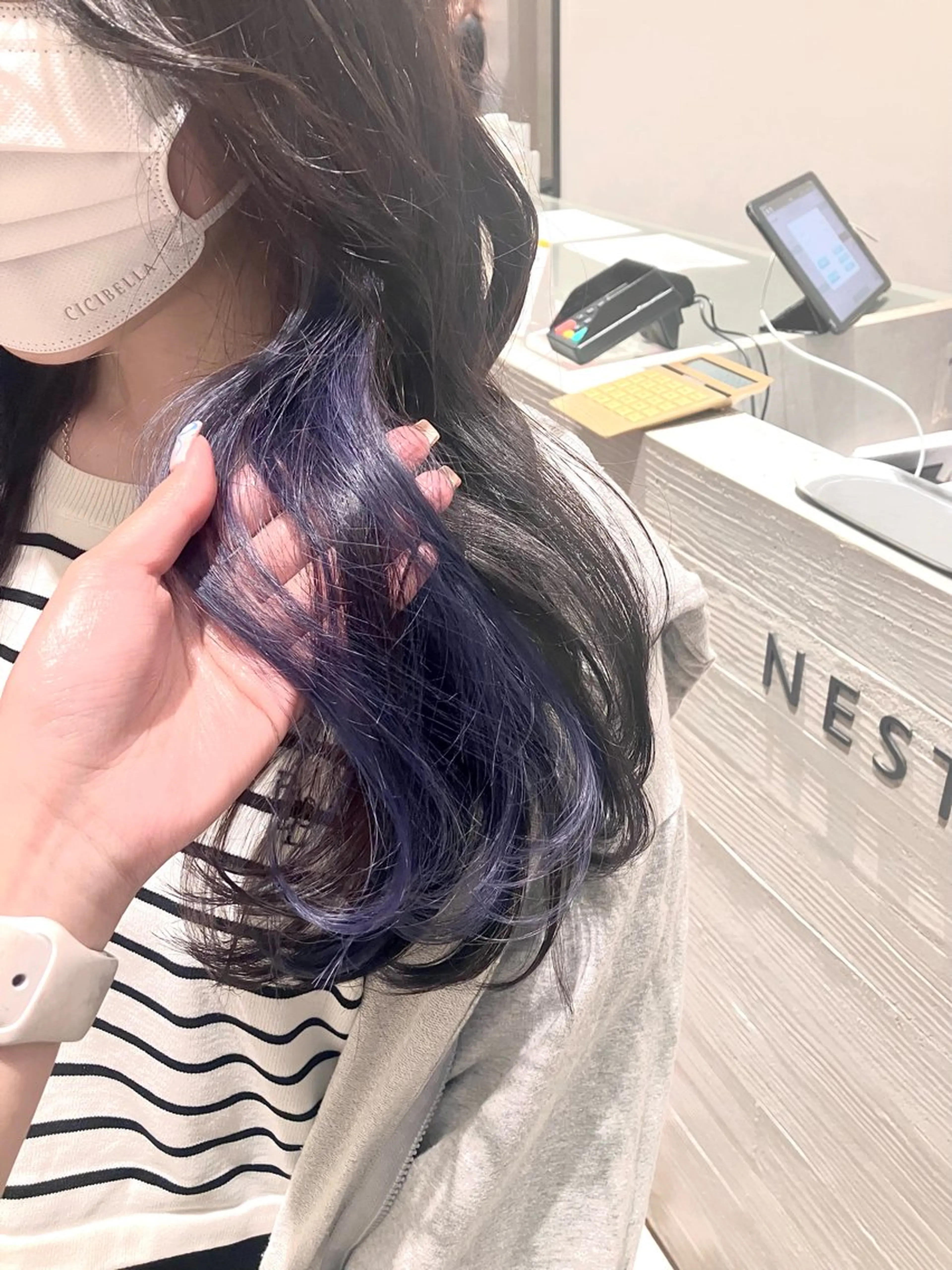 ロング カラー パープルカラー サキ🤍ハイトーン 🩰くびれ巻きヘアのヘアスタイル