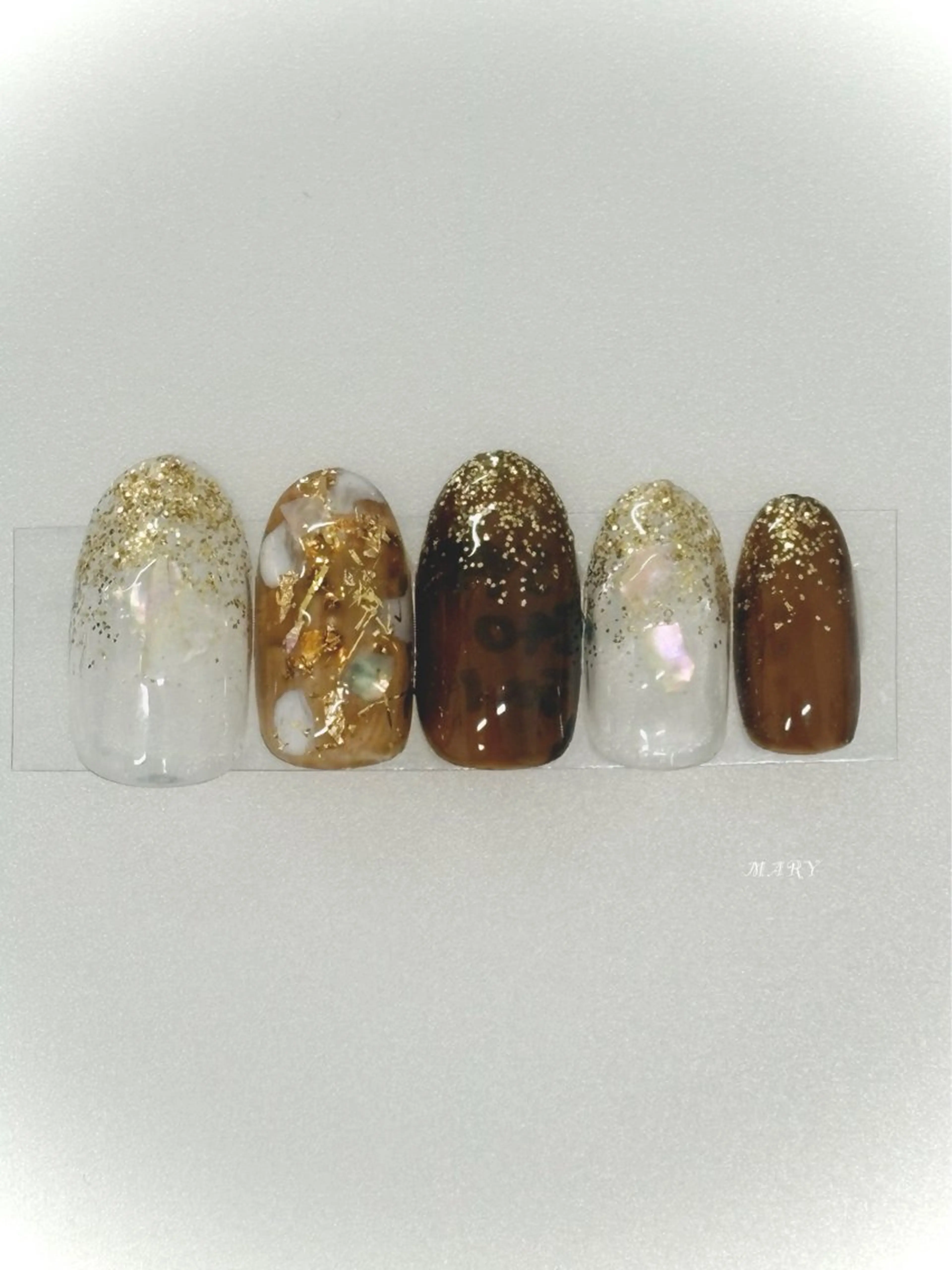 ネイル ブラウン ゴールド キラキラネイル ニュアンスネイル ハンドネイル Mary nail所属・Mary nail .narumiのネイルデザイン