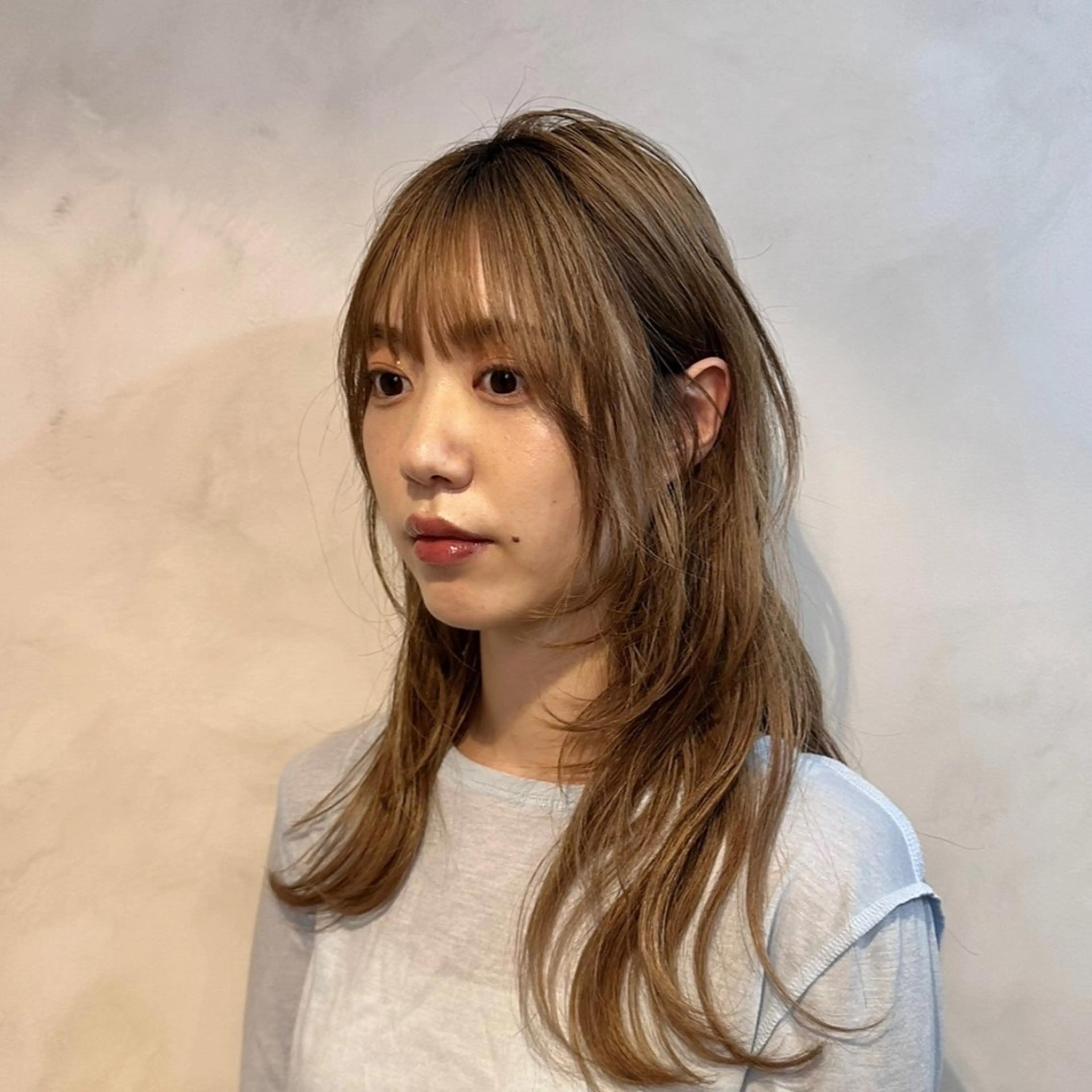 セミロング カラー ベージュカラー ミルクティーベージュ レイヤーカット Aust hair Stella新宿所属・Yuki☺︎パーマ レイヤーカットウルフのヘアスタイル