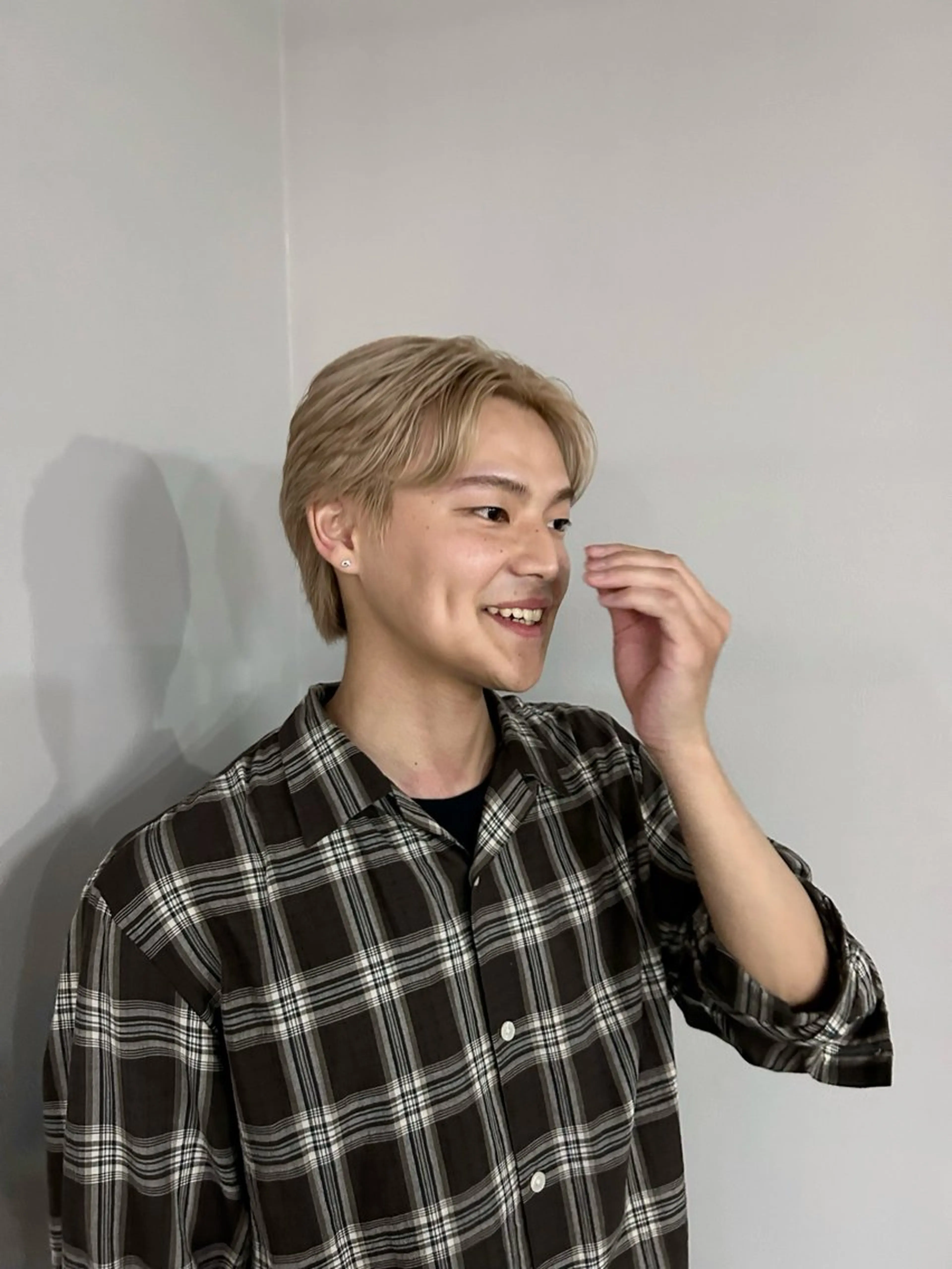 ショート カラー メンズ メンズブリーチ メンズハイトーン ベージュカラー ブリーチ ハイトーンカラー ヘアカラー IO(イオ))所属・木藤 優杏のヘアスタイル