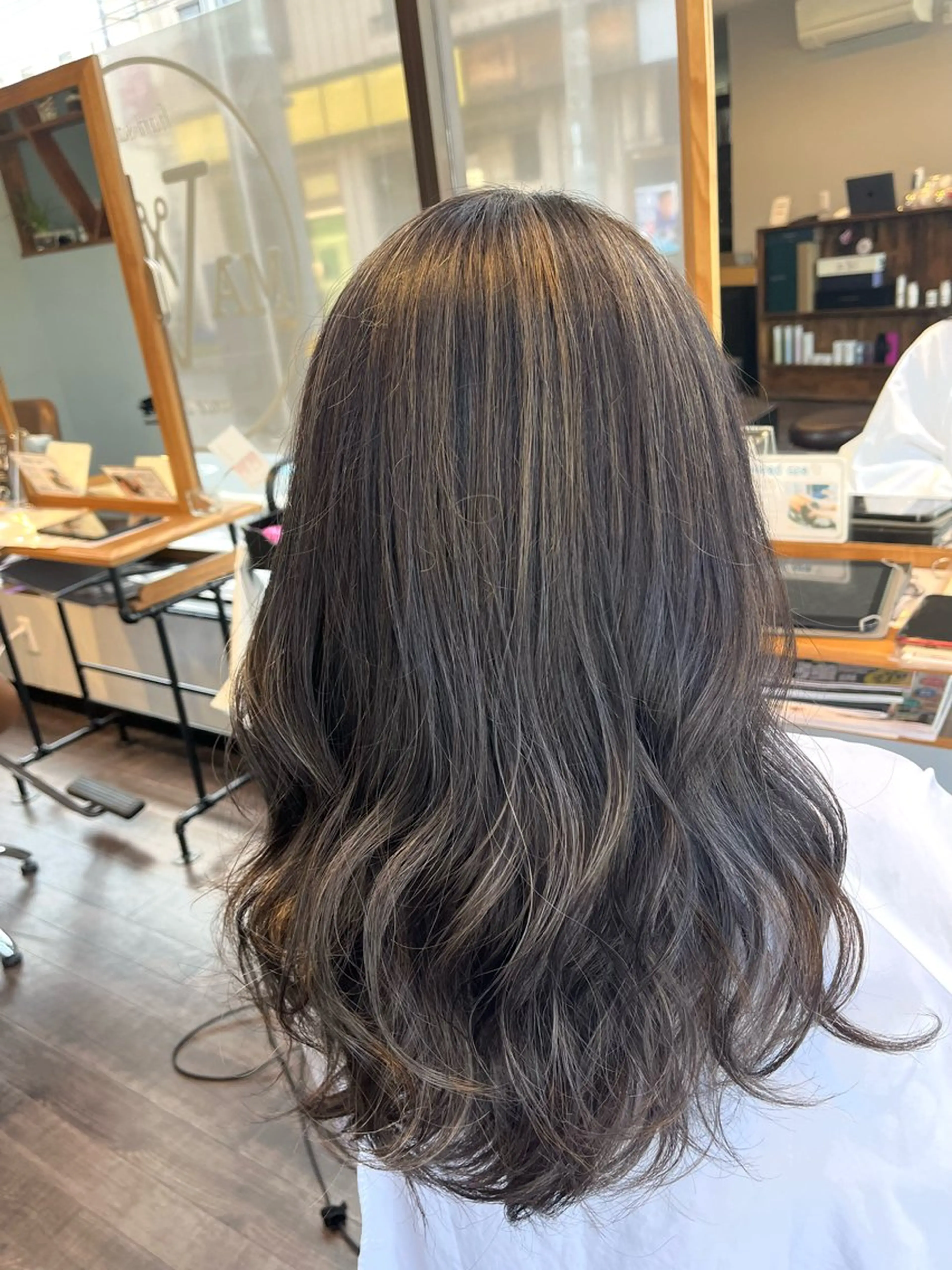セミロング カラー ハイライトカラー ハイライト ヘアカラー トリートメント Mavie 東奈々子のヘアスタイル