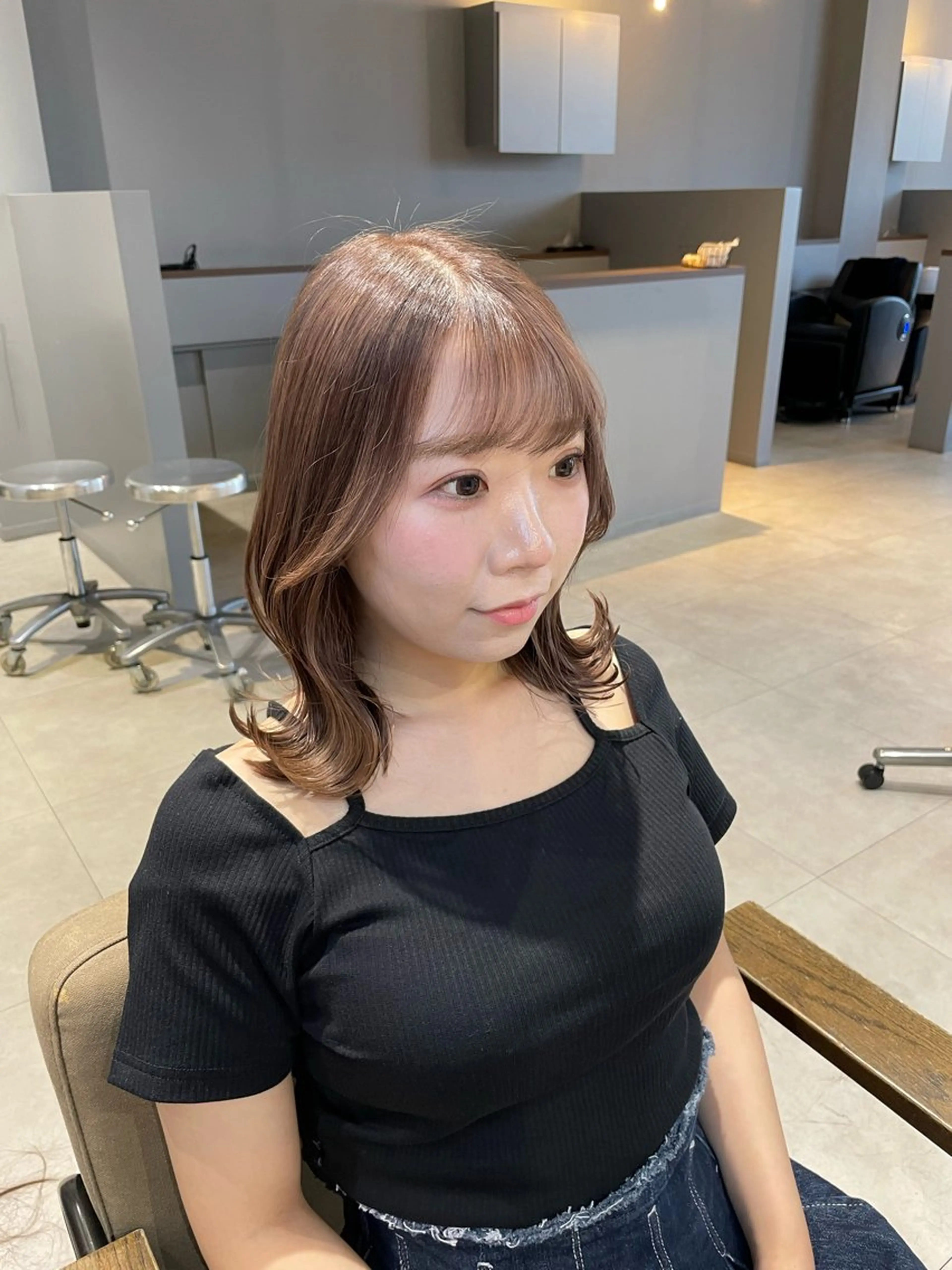 セミロング カラー ベージュカラー ブリーチ ミルクティーベージュ カット ヘアカラー エマ ピボット 中川店所属・富原崇太/ 透明感カラー/韓国風のヘアスタイル