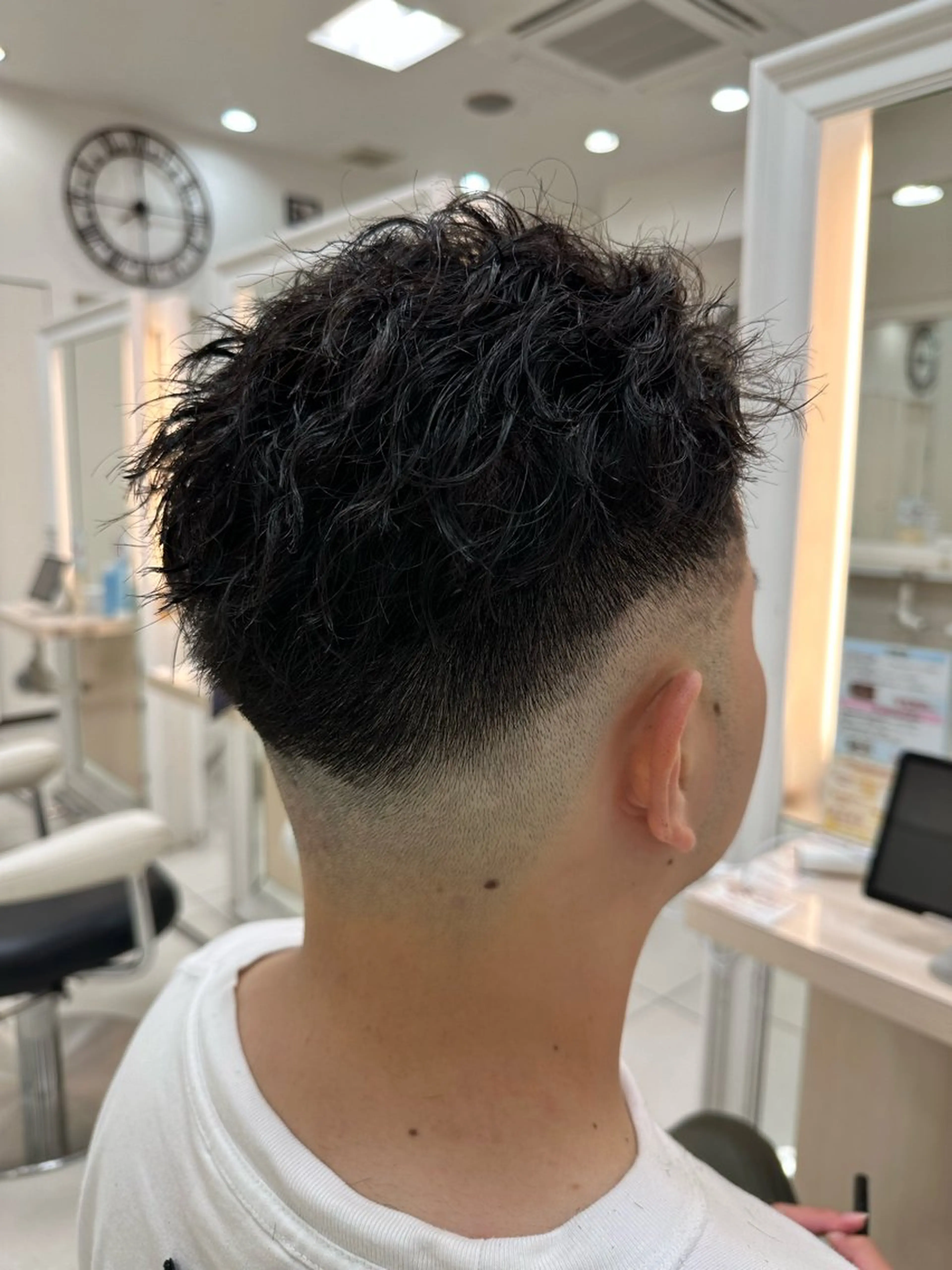 パーマ メンズ フェードカット スキンフェード カット パーマ 伊佐 愛のヘアスタイル