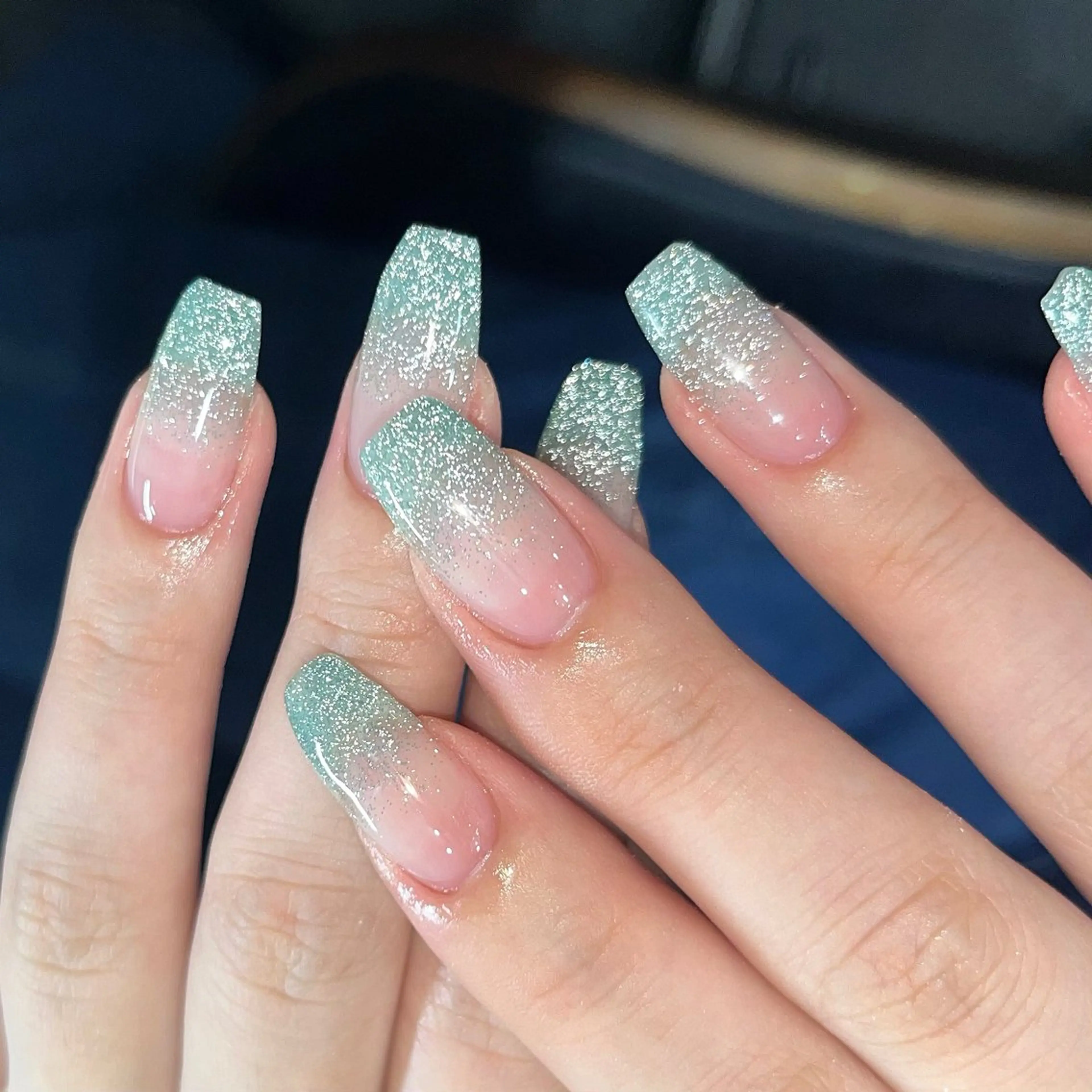 ネイル ブルー フラッシュネイル グラデーション キラキラネイル ラメ(グリッター) ハンドネイル ハンドケア 🎀NAIL🎀 AI🪄︎︎◝✩のネイルデザイン