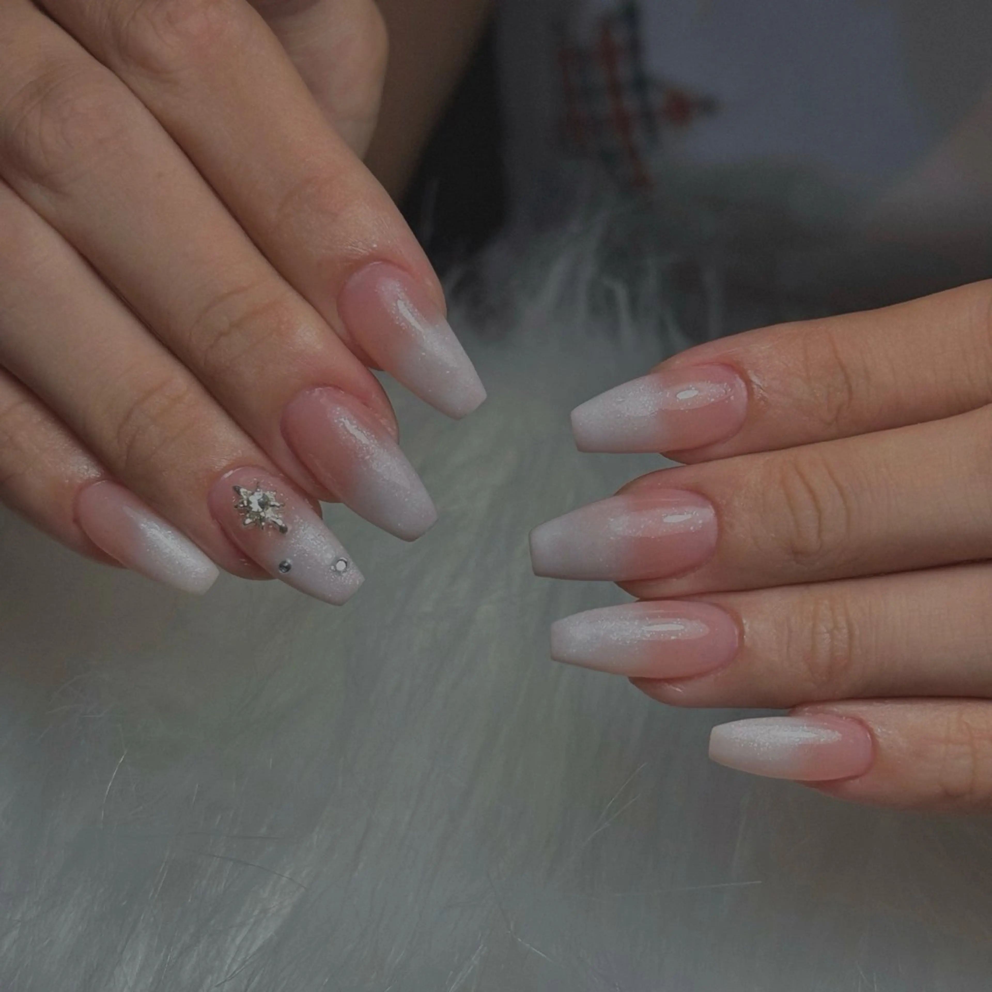 ネイル フレンチネイル グラデーション 韓国ネイル マグネットネイル シンプルネイル ハンドネイル CoMo Nail Studio所属・CoMo Nailのネイルデザイン
