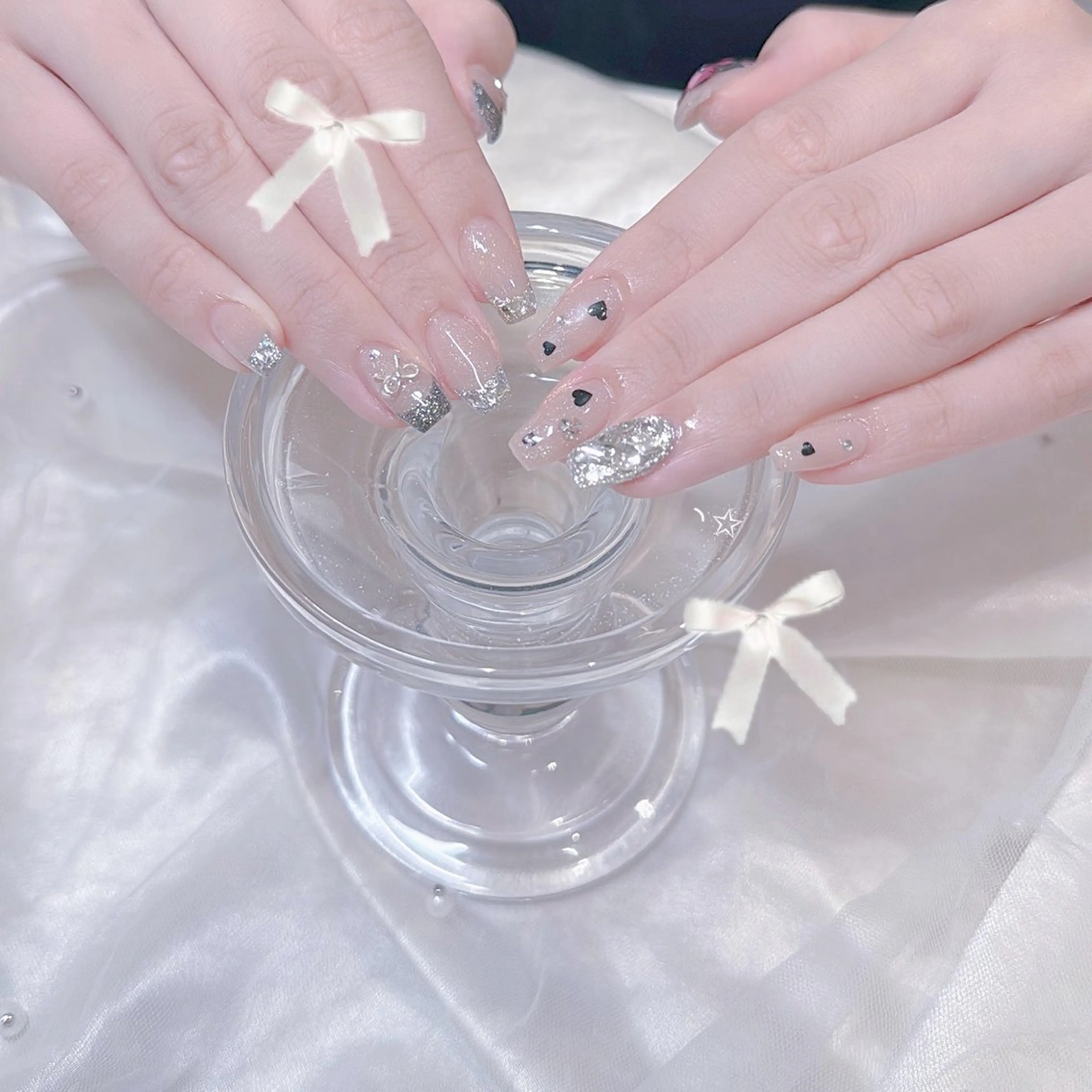 ネイル フラッシュネイル フレンチネイル ラメ(グリッター) ハンドネイル GOTODAYシェアサロン名古屋PARCO店所属・୨୧ ayakaのネイルデザイン