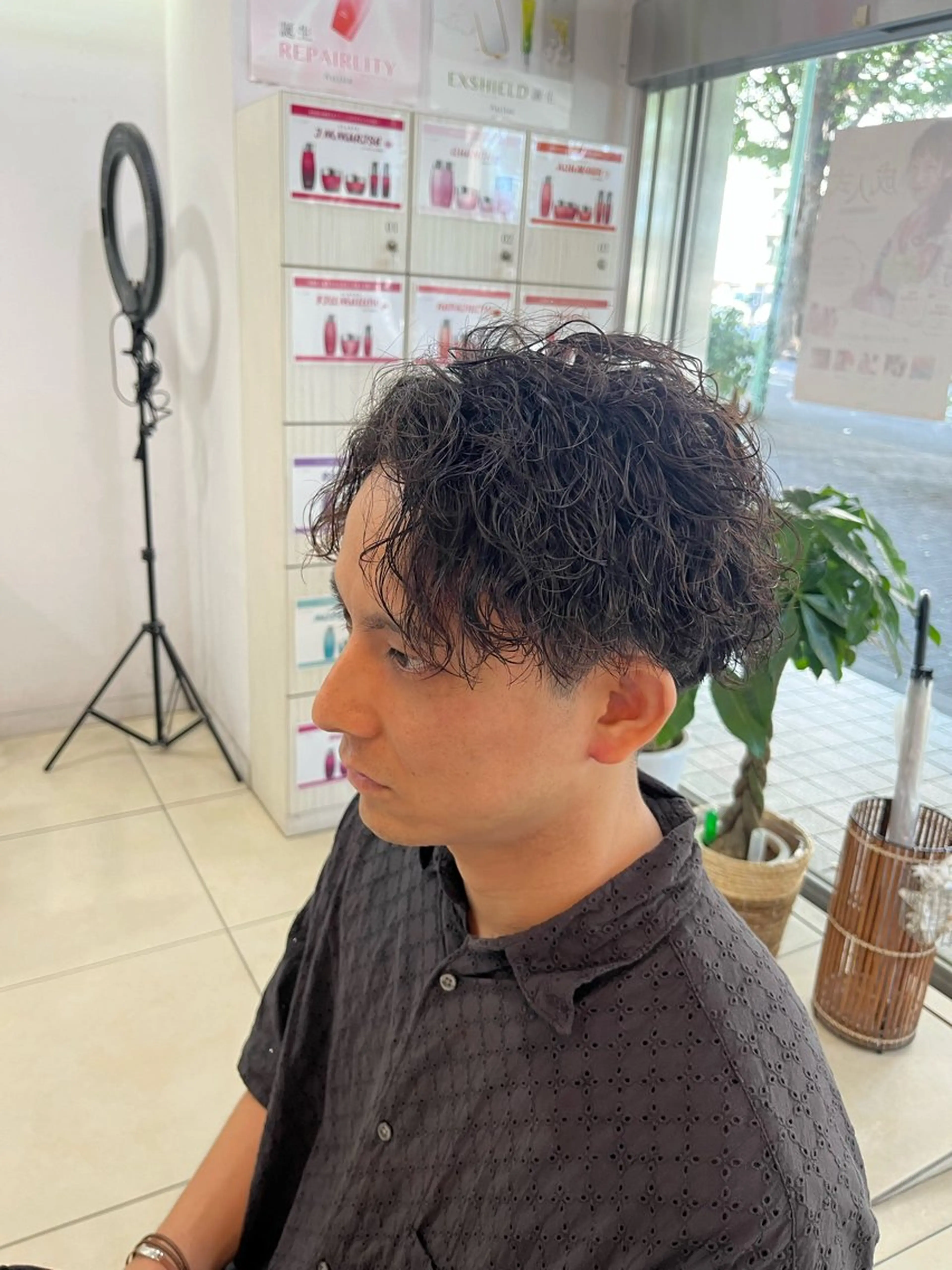 ショート パーマ メンズ センターパート メンズパーマ 波巻きパーマ スパイラルパーマ カット パーマ カルマ・ニュアンス パーマ　須田龍世のヘアスタイル