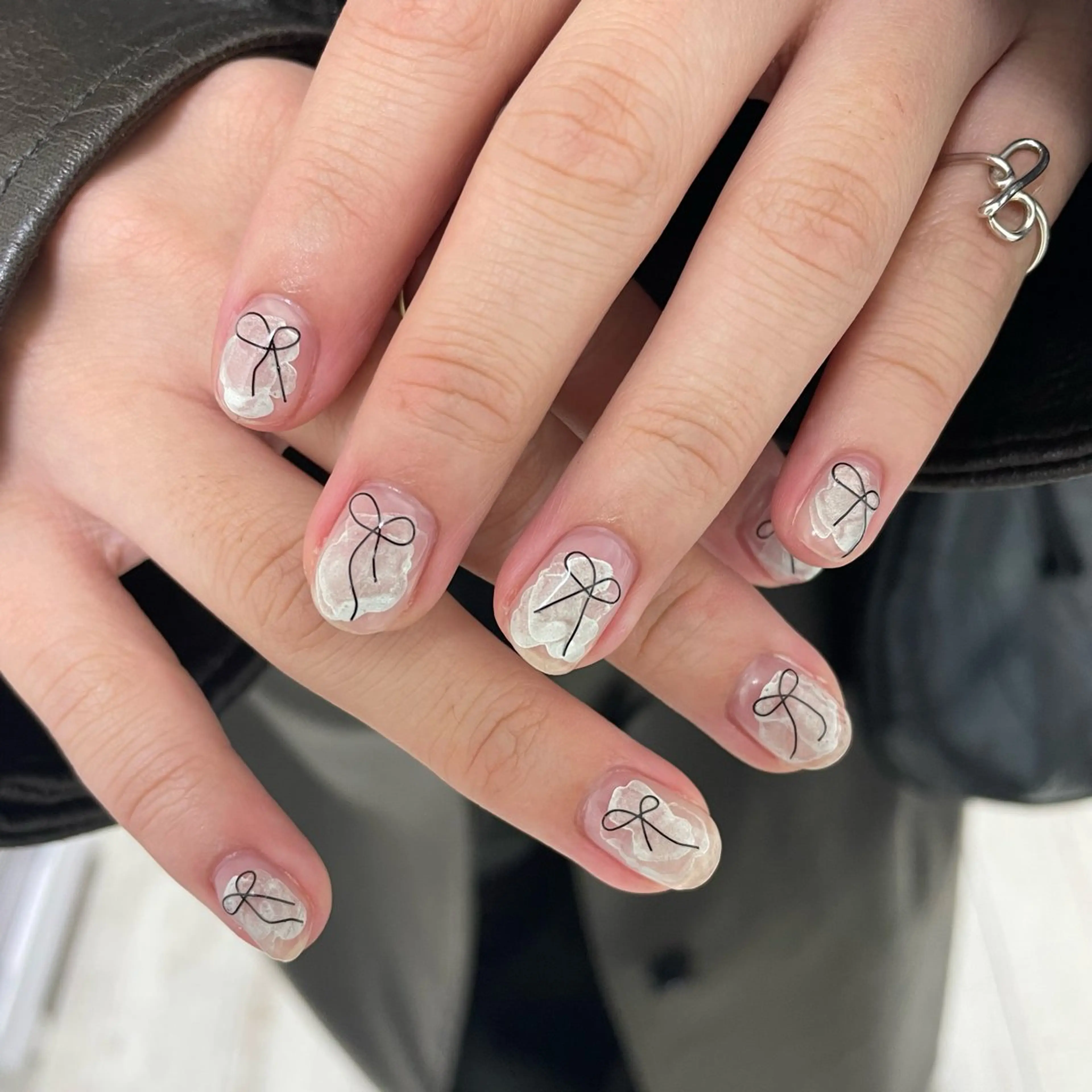 ネイル ニュアンスネイル リボン hazuki / Salon Biのネイルデザイン