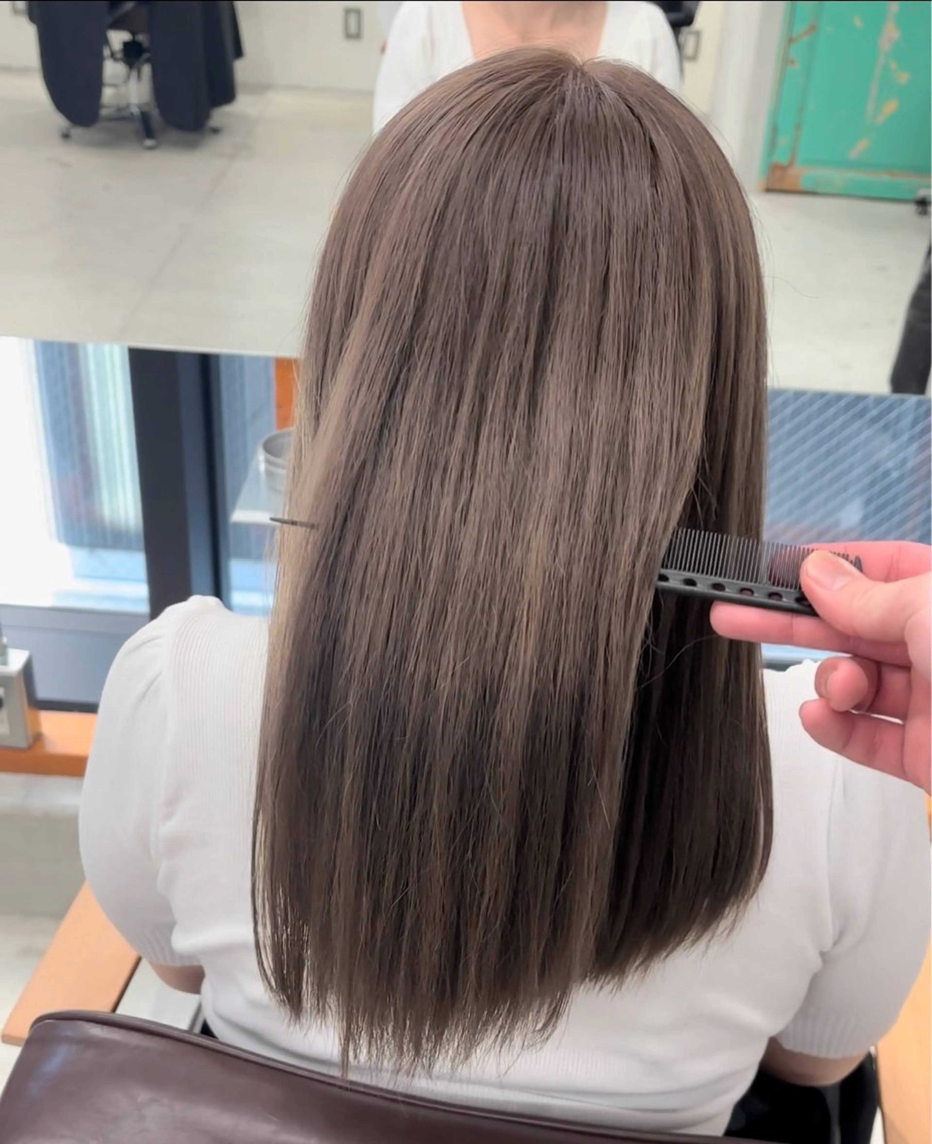 ミディアム カラー ブリーチ グレージュ ミルクティーグレージュ ヘアカラー トリートメント ヘッドスパ ヘアセット オカベ ショウマのヘアスタイル