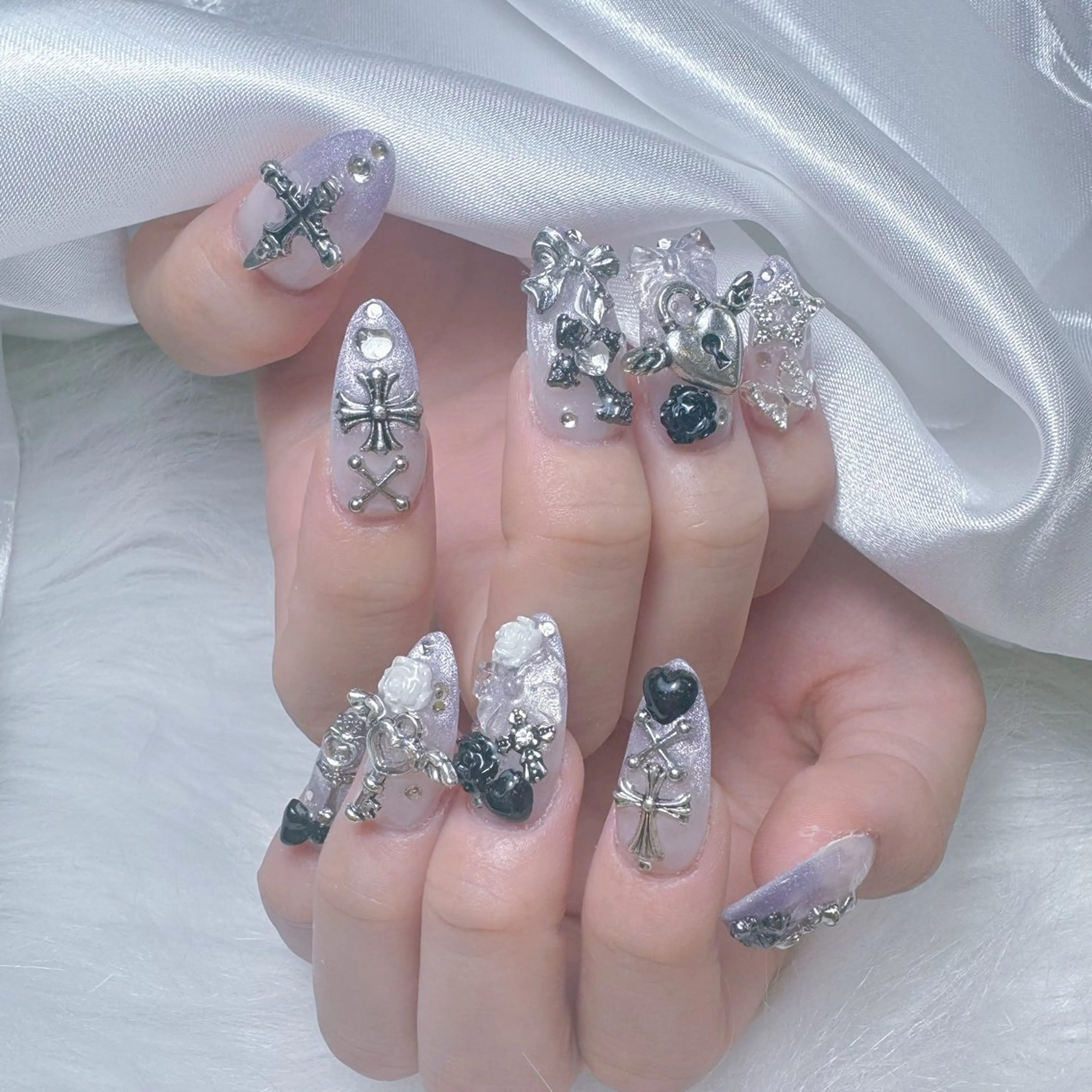 ネイル オーロラネイル フレンチネイル ハート 韓国ネイル レース ハンドネイル MELODY BEAUTY SALON所属・Melody  スカルプ専門店のネイルデザイン