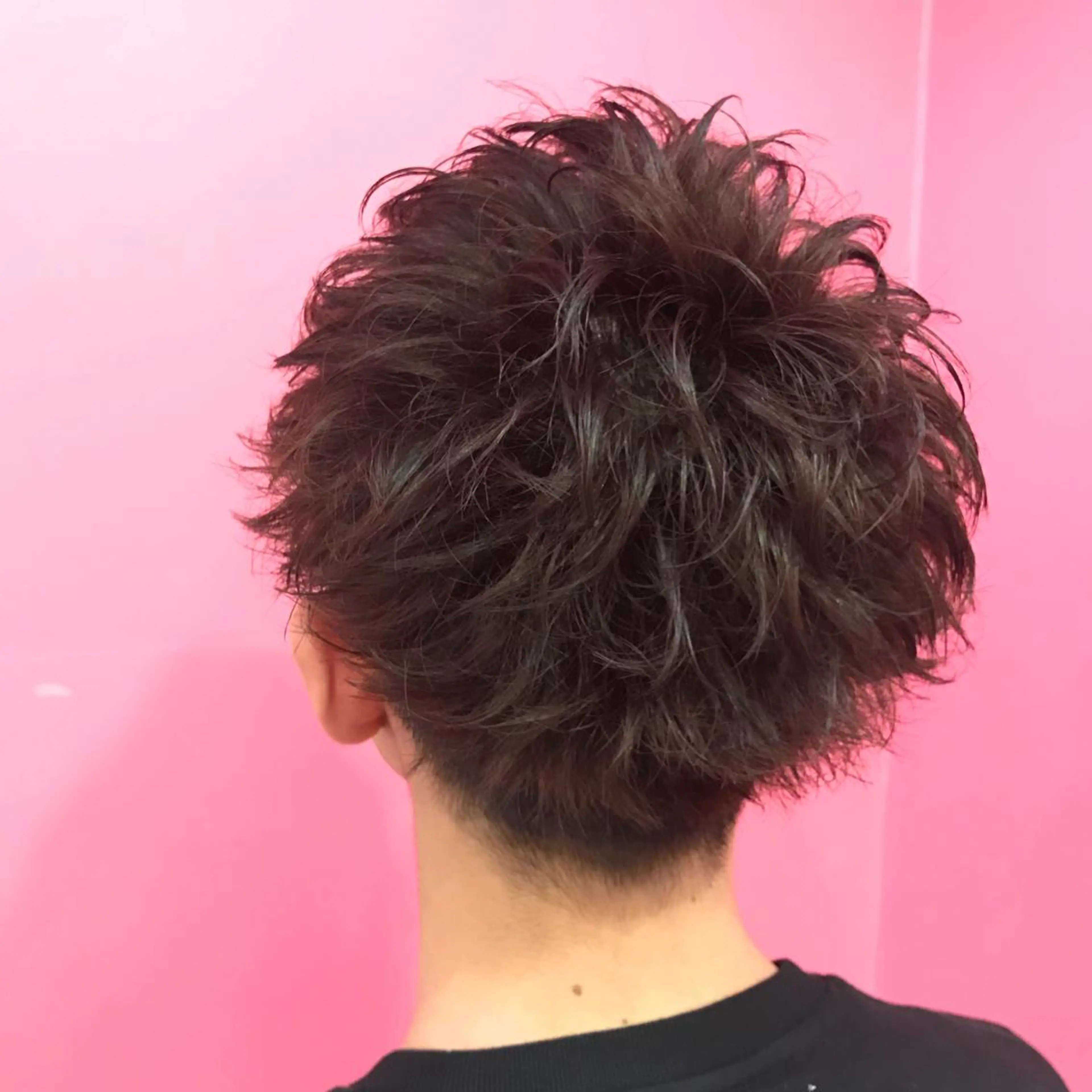 ショート パーマ メンズ アップバング メンズパーマ メンズショート ショートヘア ニュアンスパーマ カット Vir by browのヘアスタイル