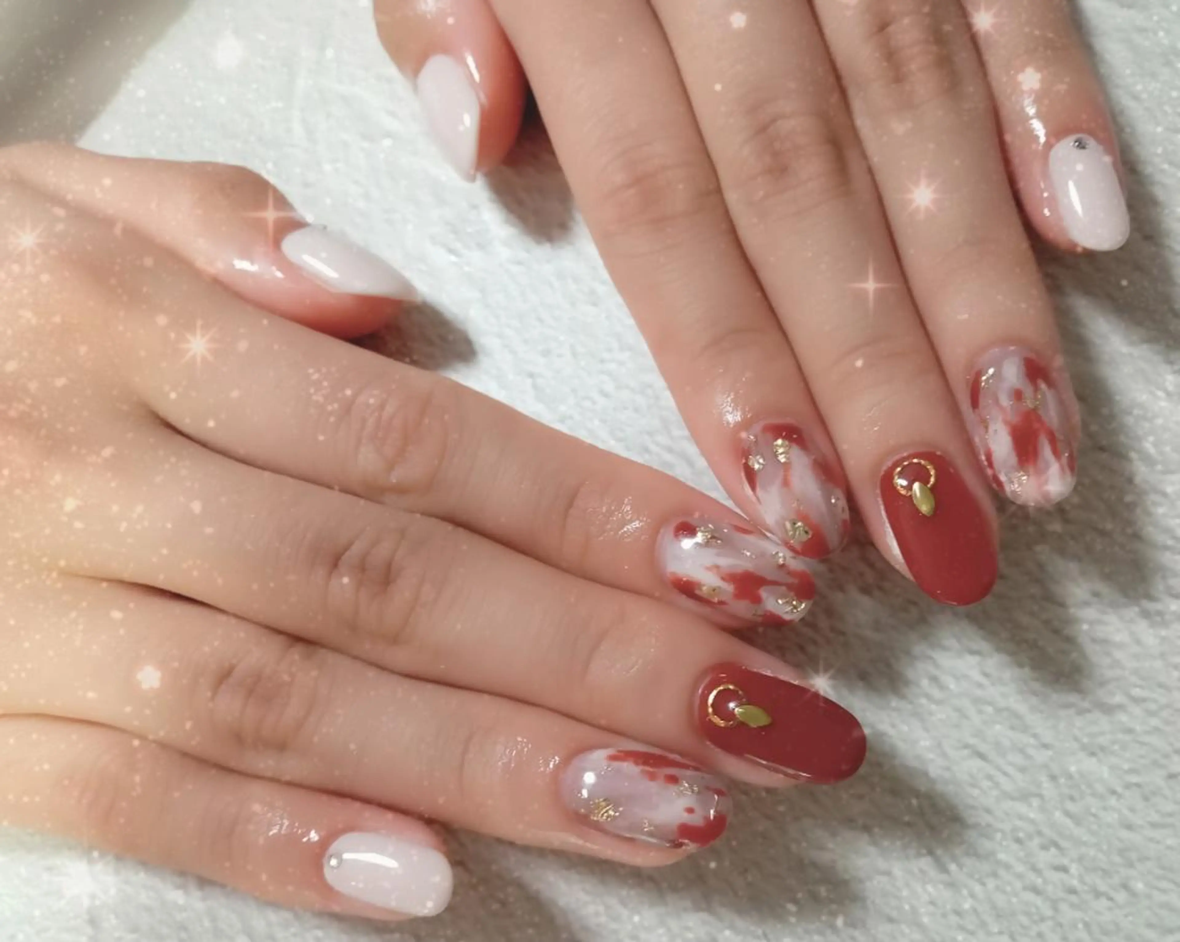 ネイル キラキラネイル 大理石ネイル(マーブル) ピーコックネイル 赤色 シンプルネイル ハンドネイル flure de neige yukiのネイルデザイン
