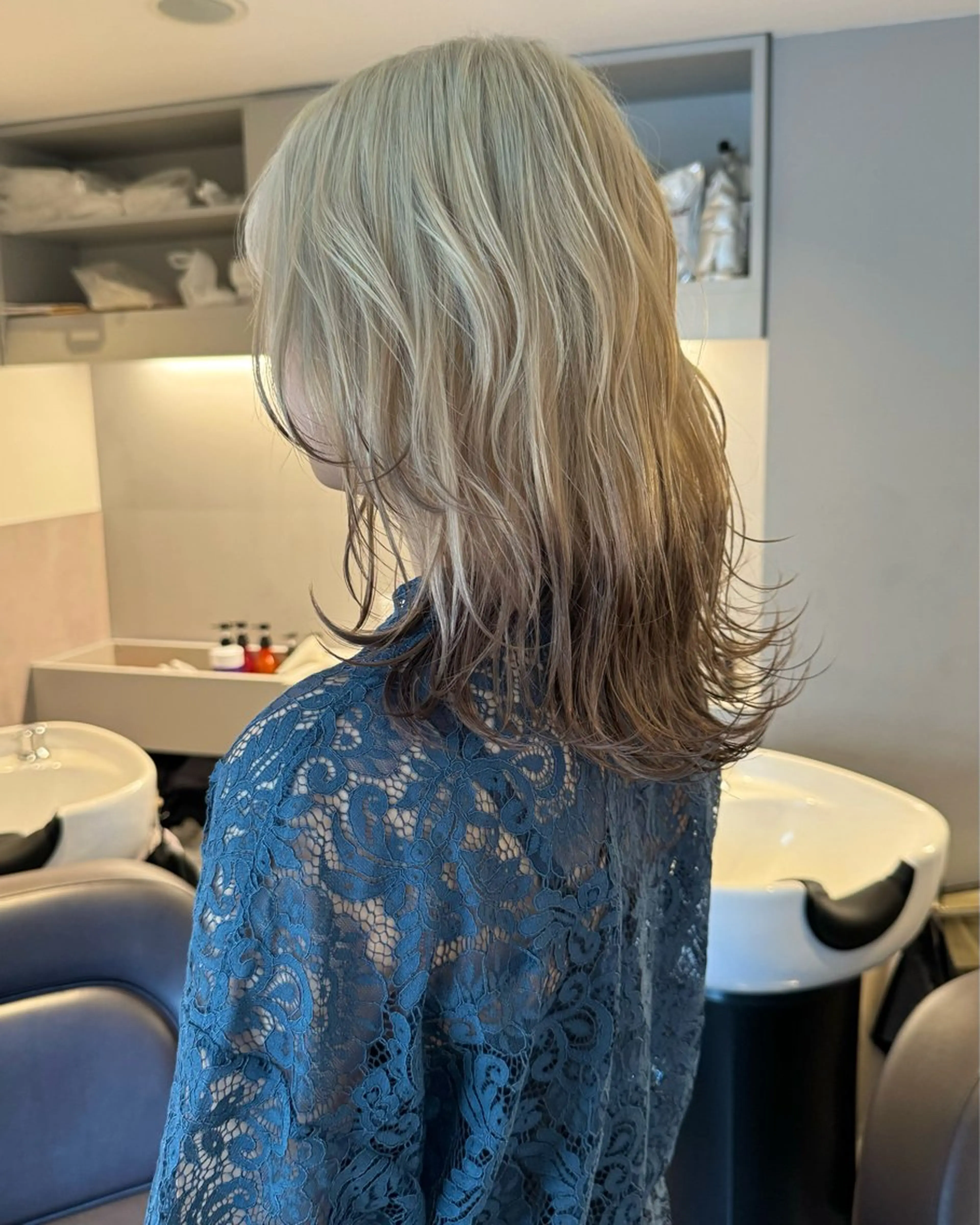 ミディアム カラー デザインカラー グレージュ ハイトーンカラー ミルクティーグレージュ ヘアカラー RAIMA ハイトーンレイヤーのヘアスタイル