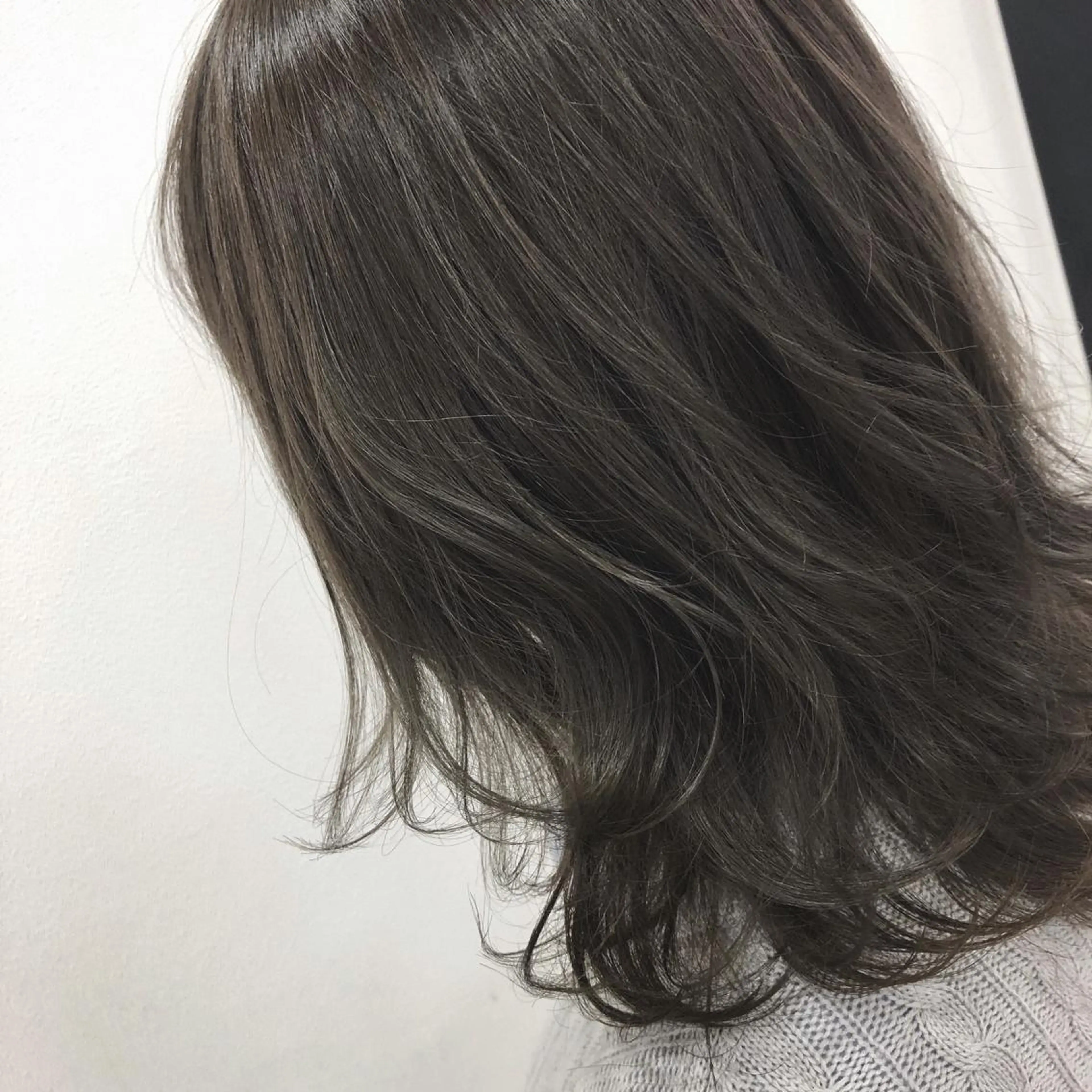 セミロング カラー グレージュ 中村 卓也のヘアスタイル
