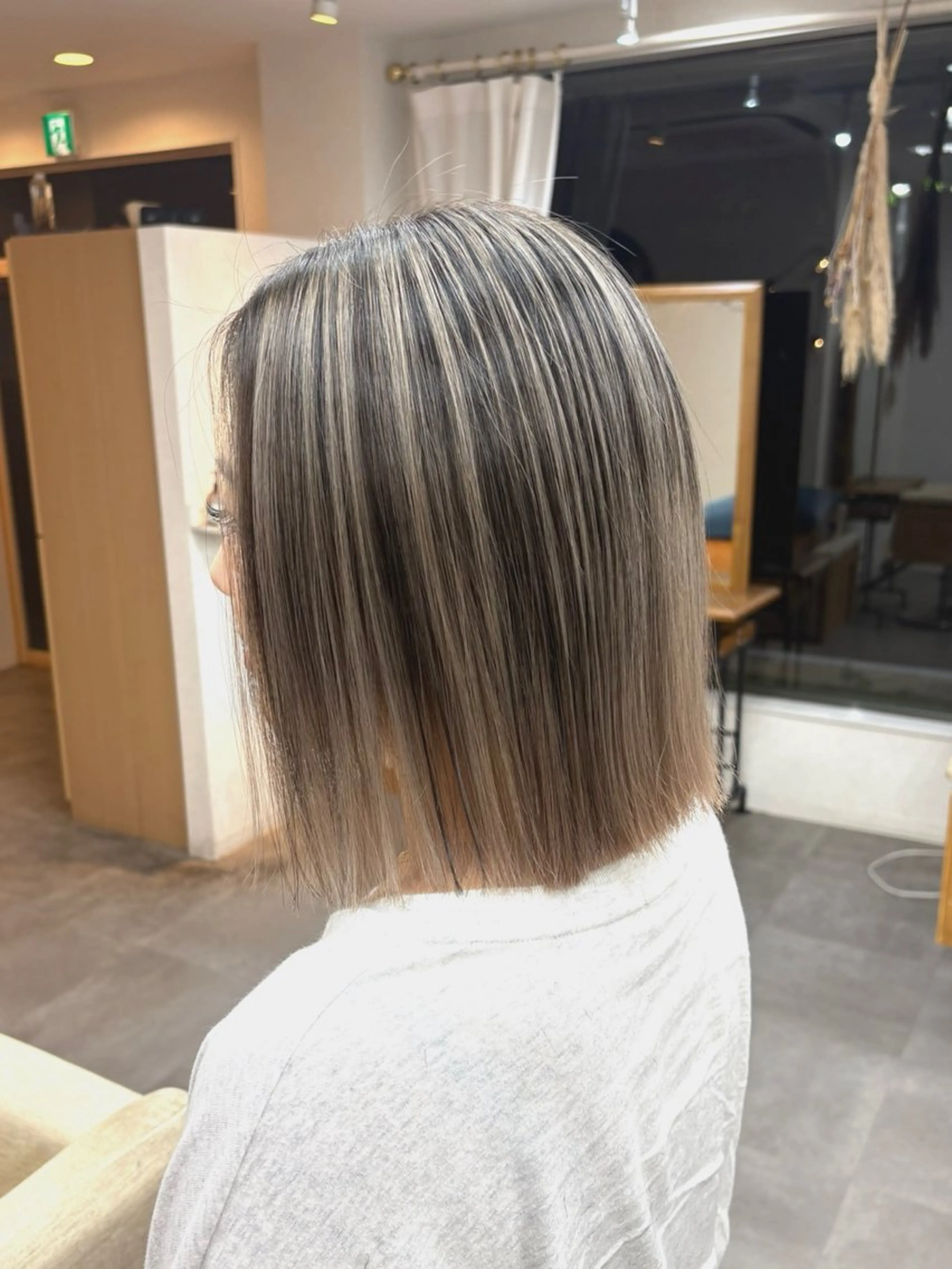 ミディアム レイヤーカット ヘアカラー トリートメント Ring  by Moremuu所属・issy/ハイライト ハイトーン／レイヤーのヘアスタイル