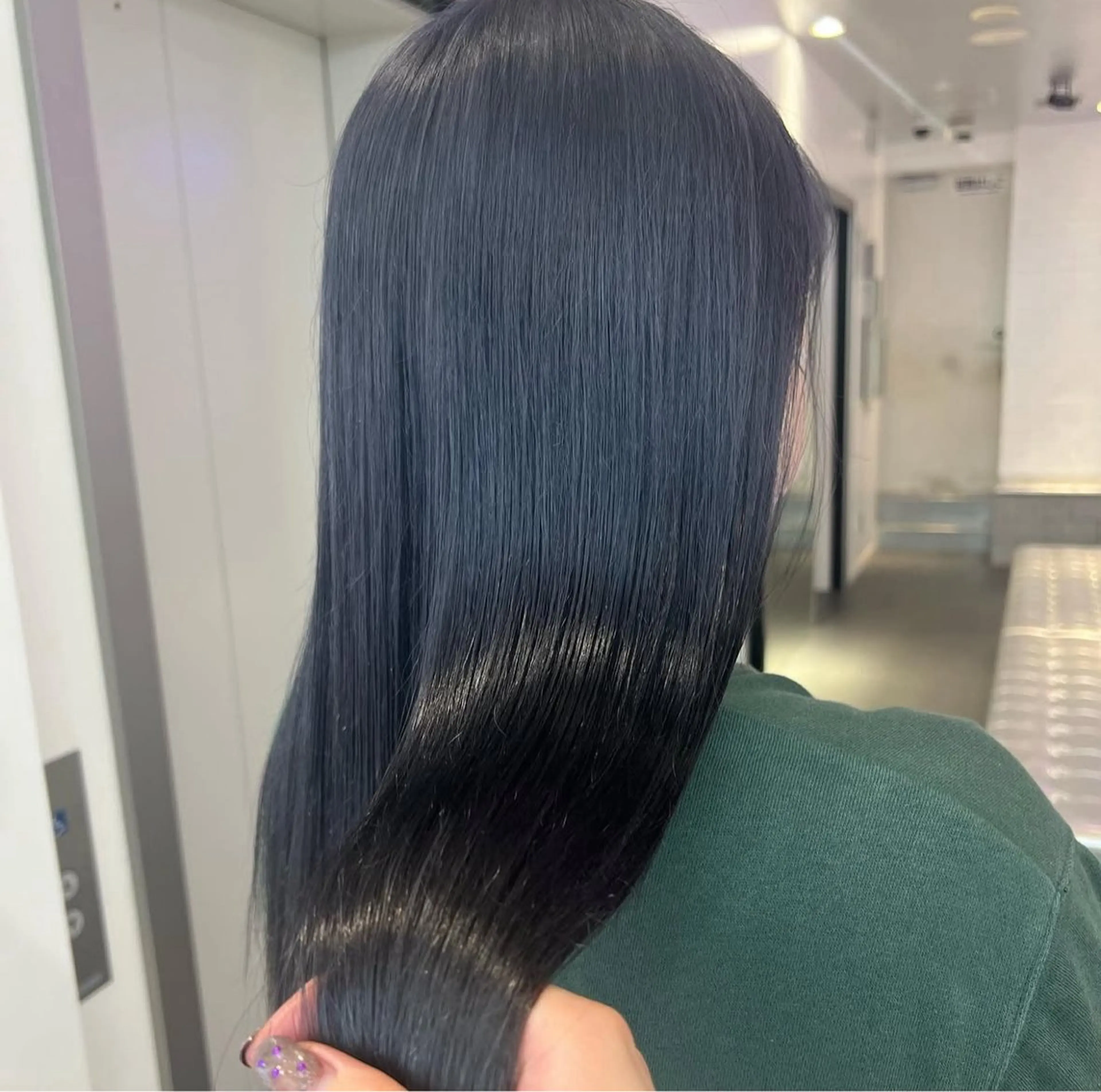 セミロング カラー ブルーカラー ブルーグレー 透明感カラー ヘアカラー トリートメント 🌼動き×透明感🩵 ハイトーン/ナナのヘアスタイル