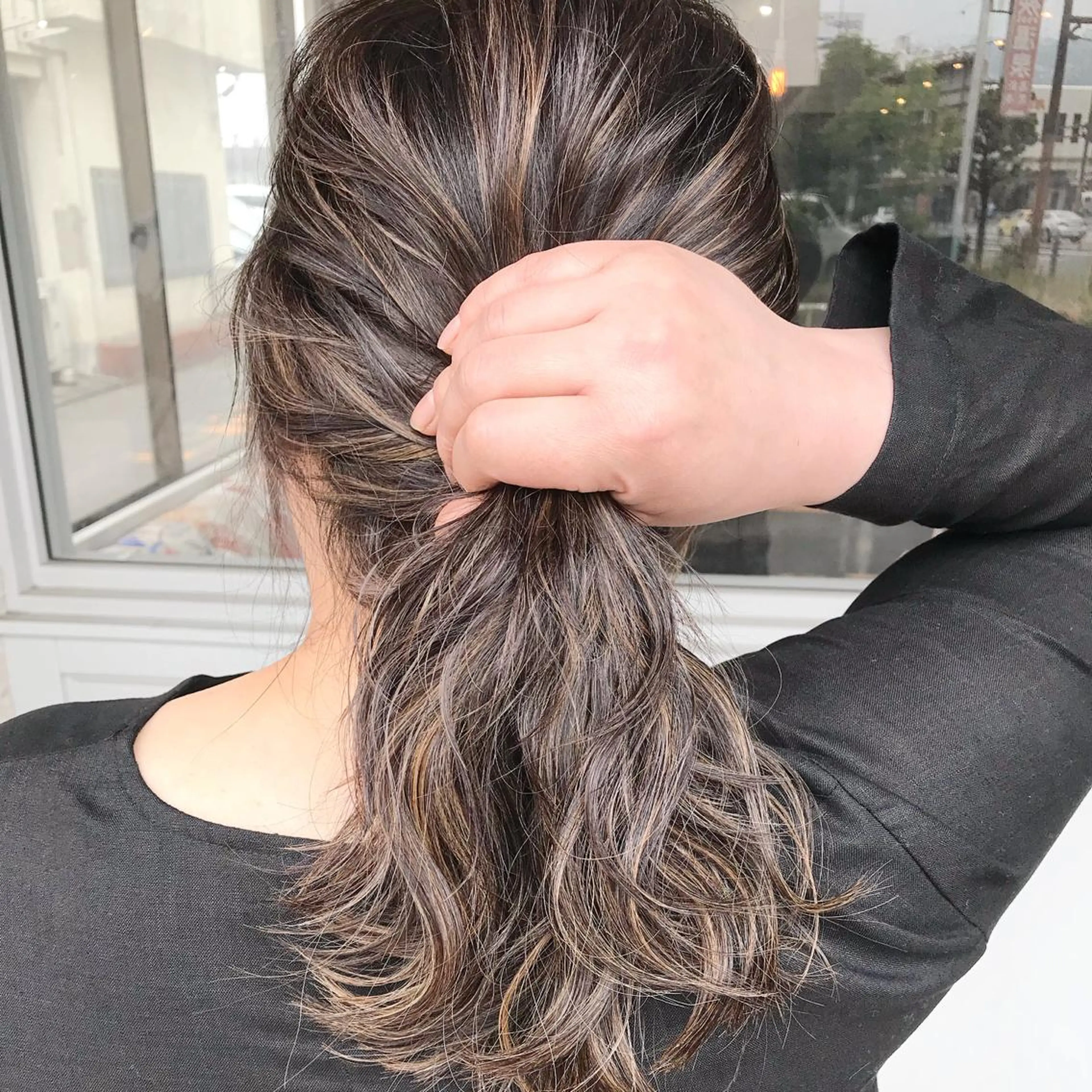 ミディアム カラー ヘアアレンジ バレイヤージュ ブリーチ グラデーションカラー ハイライトカラー ハイトーンカラー Mariana/ 鶴原-ハイライトのヘアスタイル