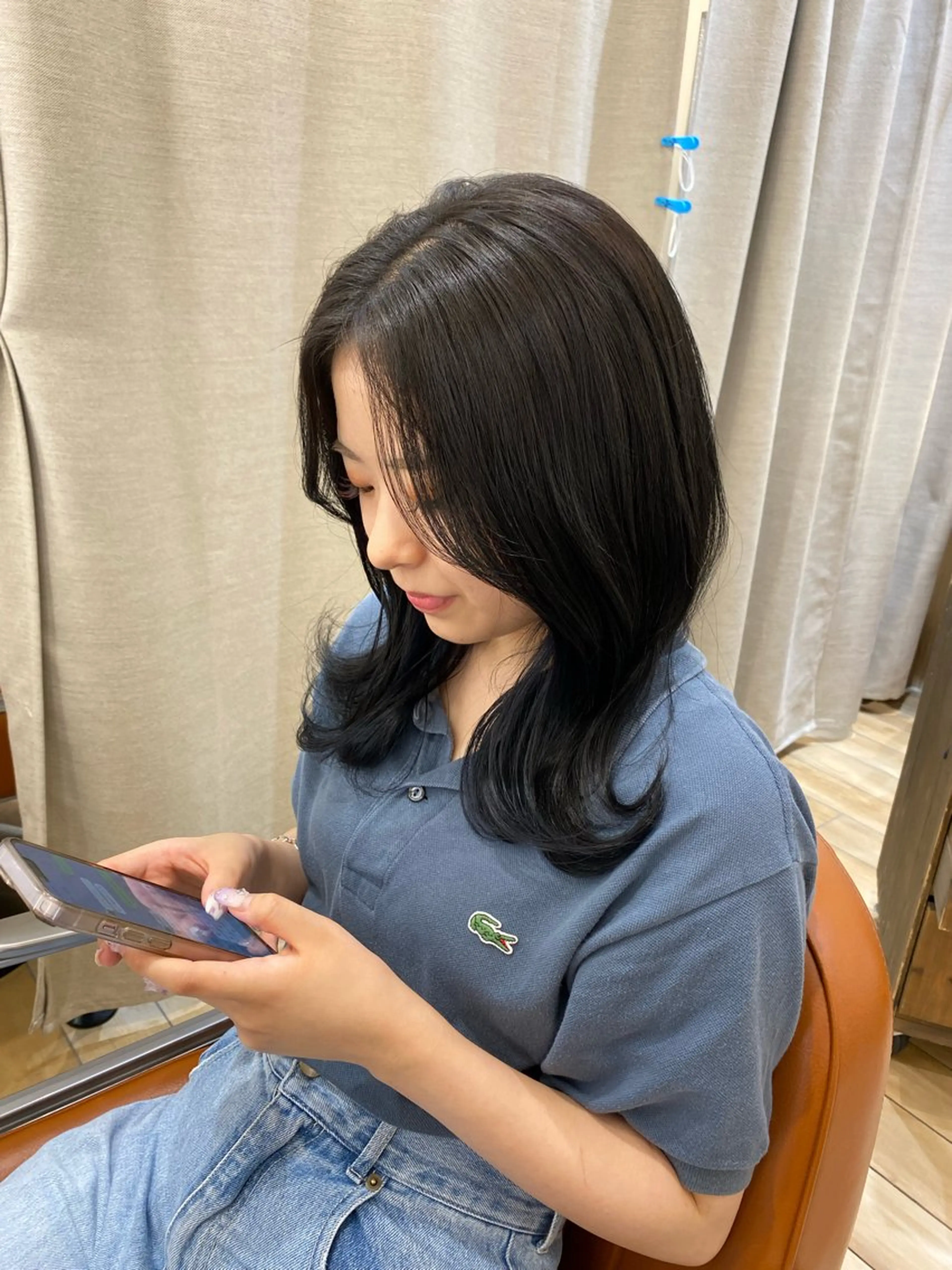 ミディアム カラー ヘアアレンジ ブルーカラー ヘアカラー トリートメント 新宿スペインカール ヨモギダのヘアスタイル
