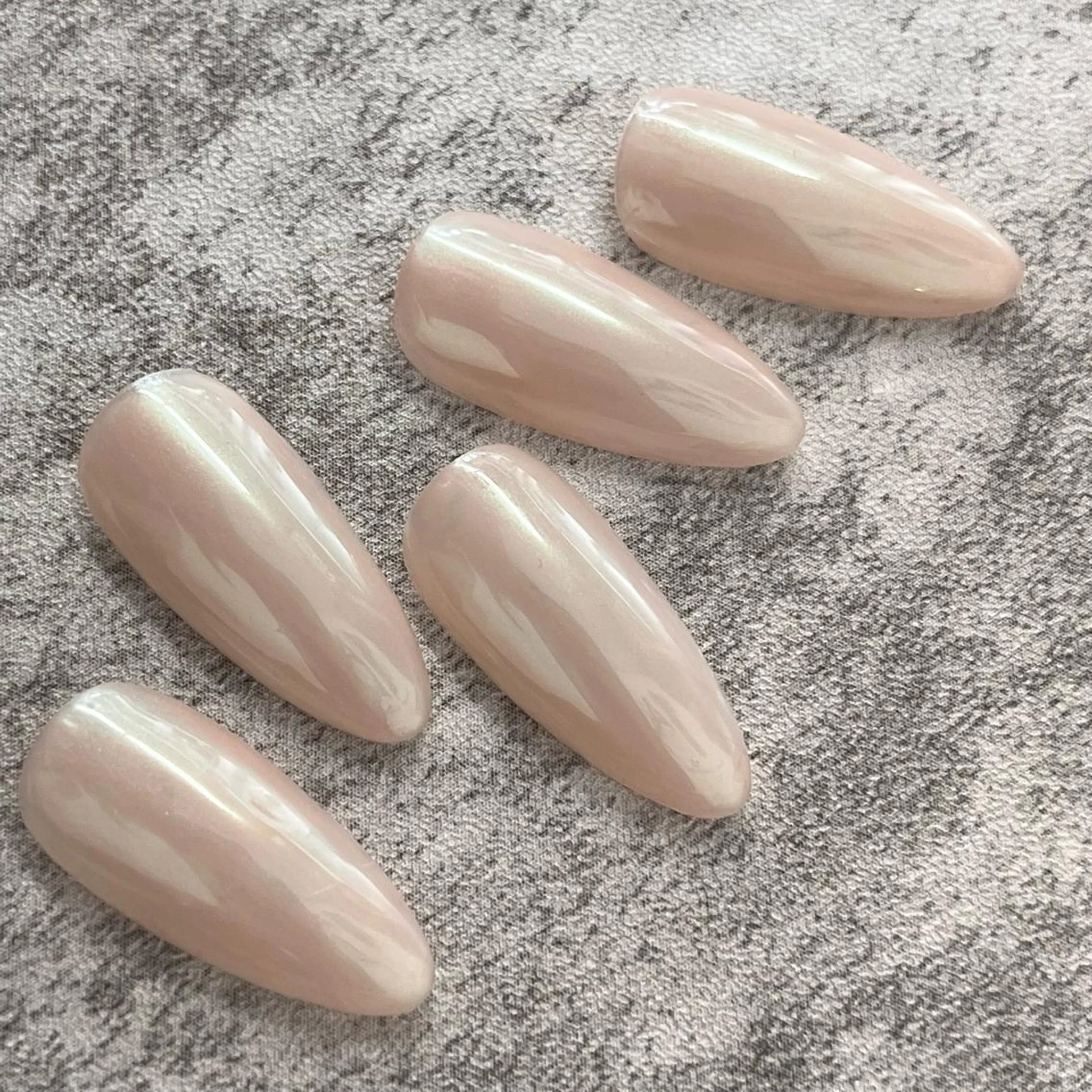 ミディアム ネイル オーロラネイル ニュアンスネイル オフィスネイル ピンク シンプルネイル RIONnail(リオンネイル)所属・RIONnail Yurikaのネイルデザイン