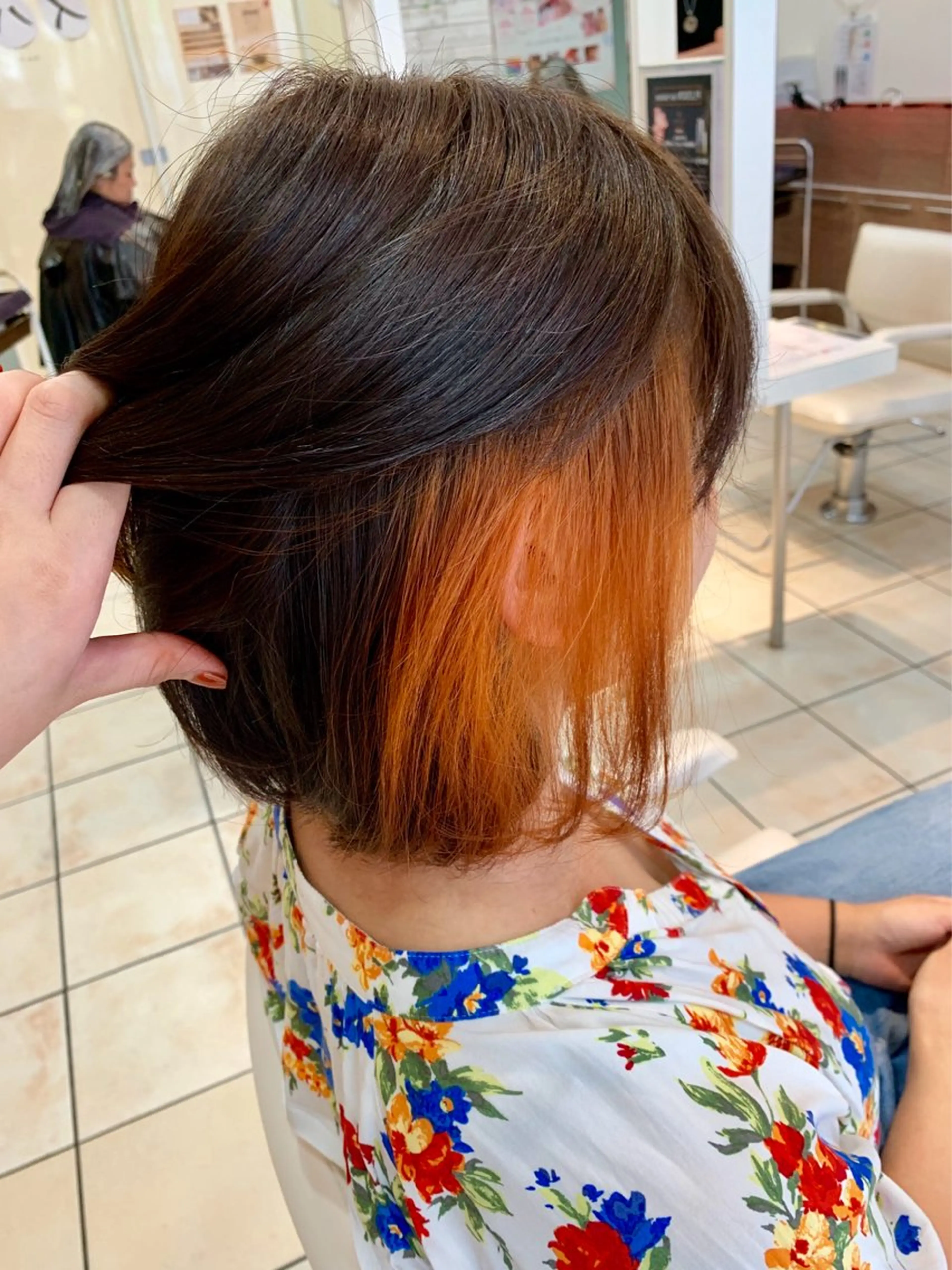 ミディアム カラー ヘアカラー 艶髪 インナーカラーのヘアスタイル