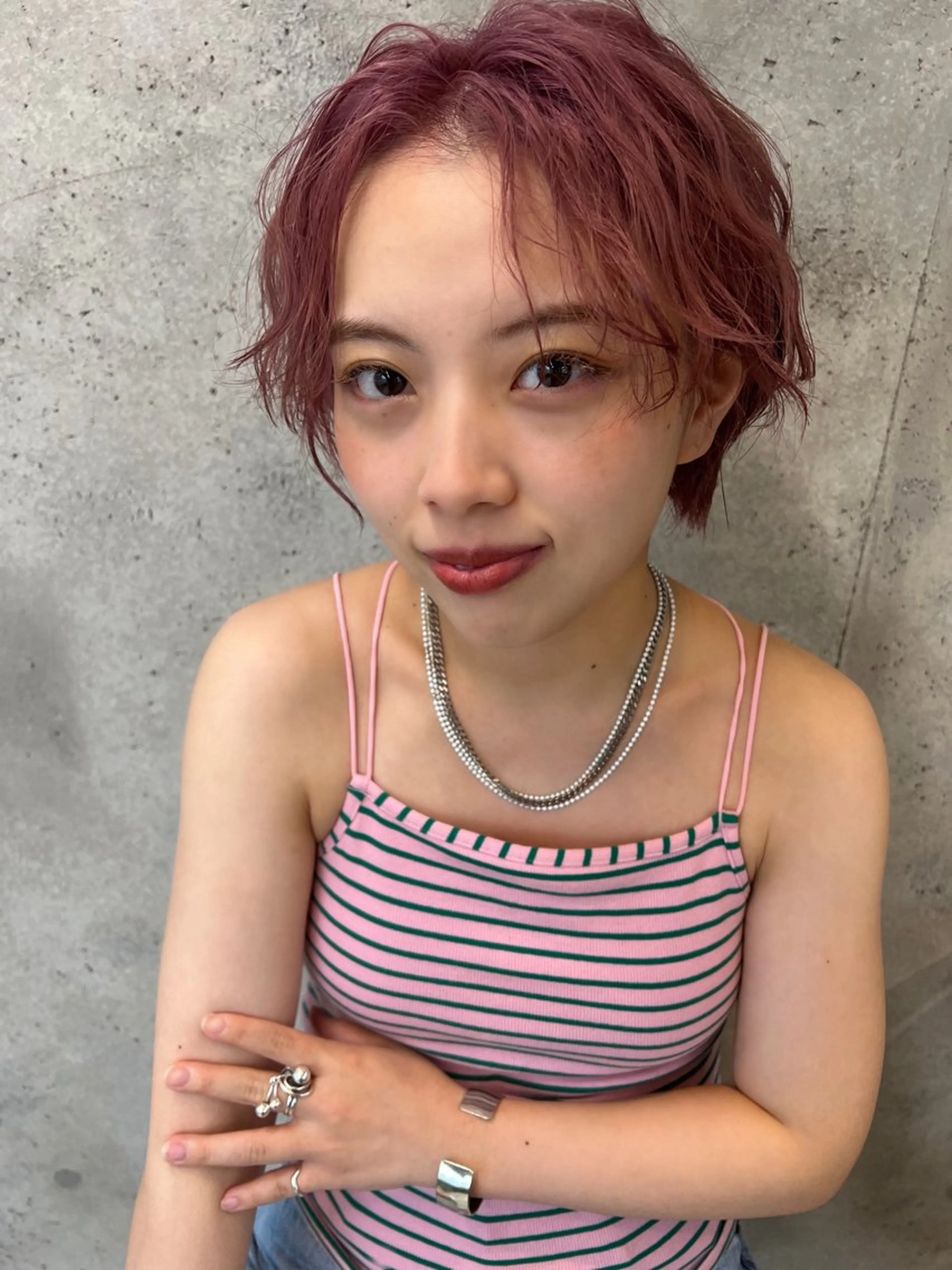 ショート カラー ヘアアレンジ ショートボブ アッシュ ブリーチ ダブルカラー イヤリングカラー カット ヘアカラー トリートメント SALOWIN藤沢店所属・サナ🌱 切りっぱなしボブのヘアスタイル