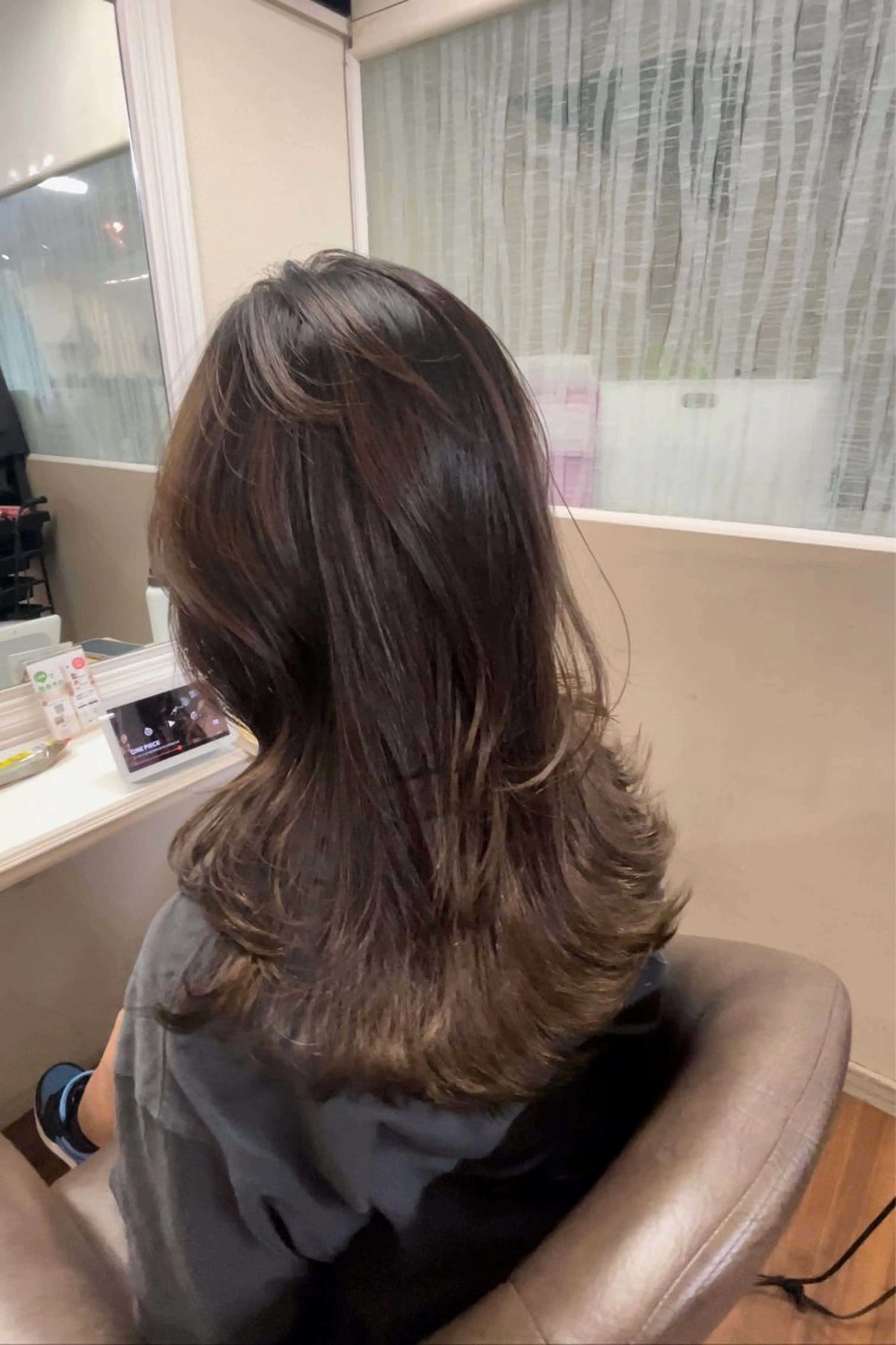 ロング カラー グレージュ バイオレットカラー バイオレットグレージュ レイヤーカット カット ヘアカラー トリートメント TMJ所属・バズる韓国ヘア 🇰🇷溝邊　拓麿のヘアスタイル