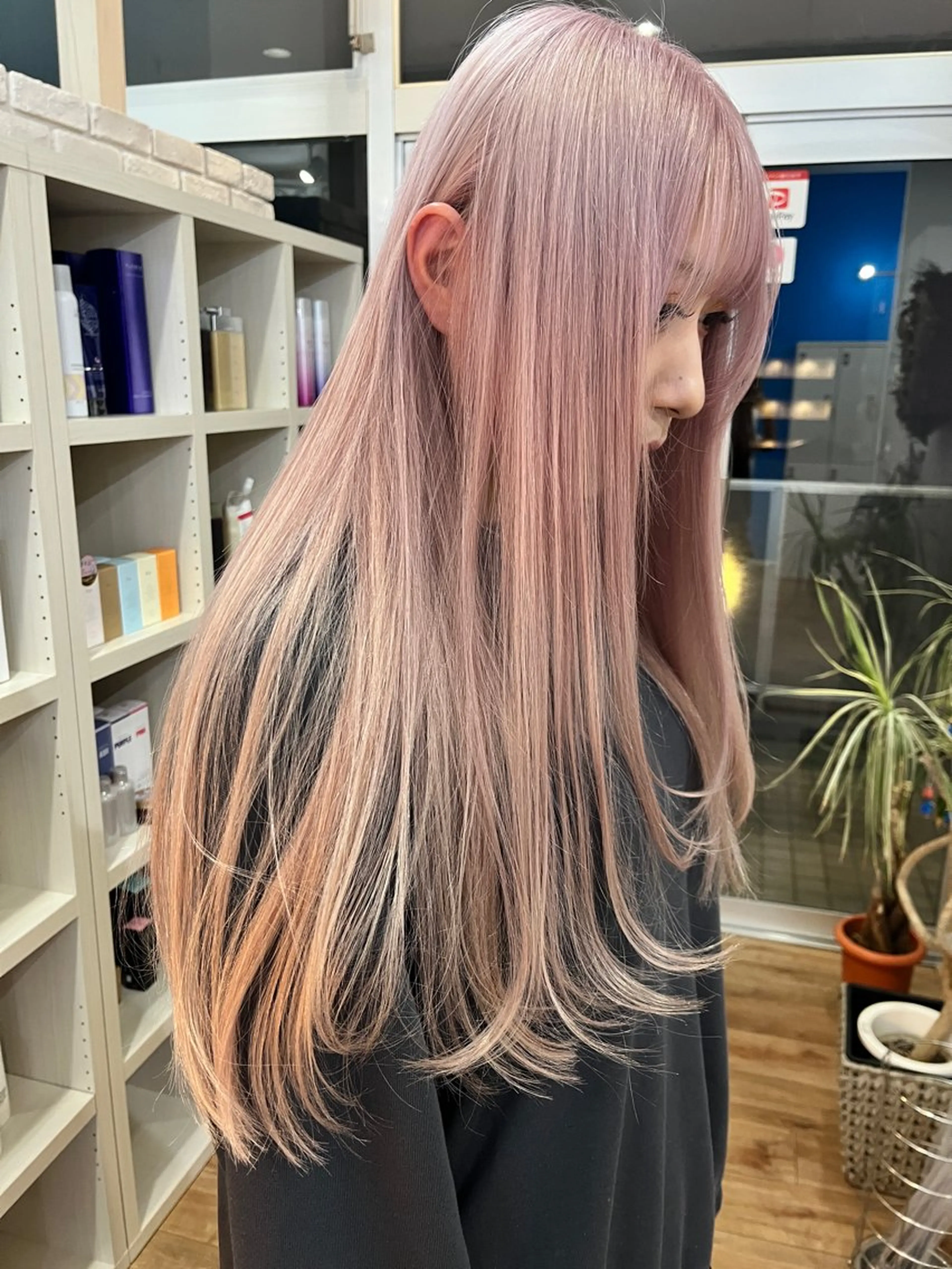 ロング カラー ブリーチ ピンクカラー 縮毛矯正 ヘアカラー FENICE on the beach所属・タニ ヒナタのヘアスタイル