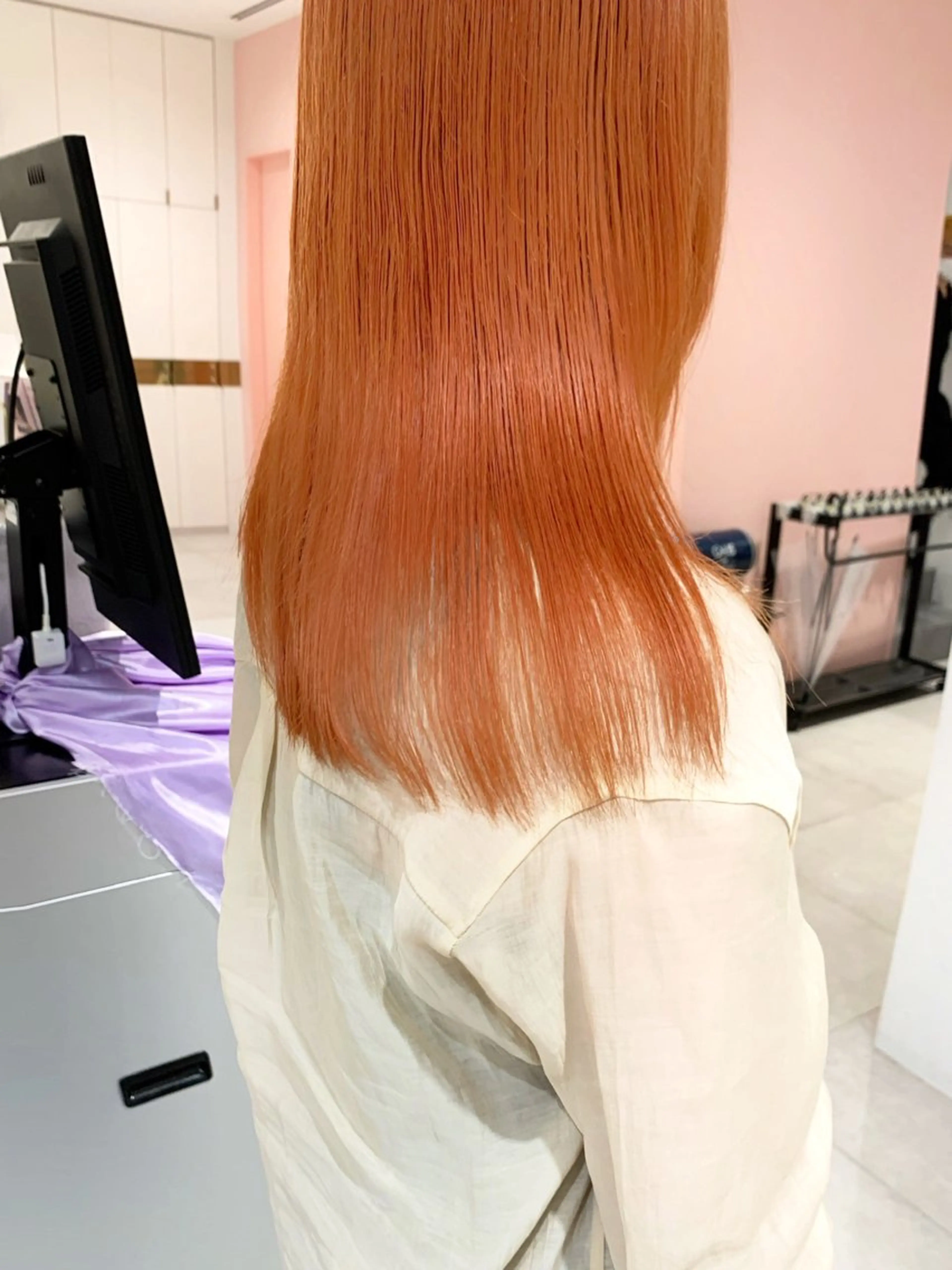 ミディアム カラー アッシュ アッシュブラウン ブリーチ ブラウンカラー ケアブリーチ ヘアカラー トリートメント ヘアセット ニュアンスレイヤー ハイトーンカラーのヘアスタイル