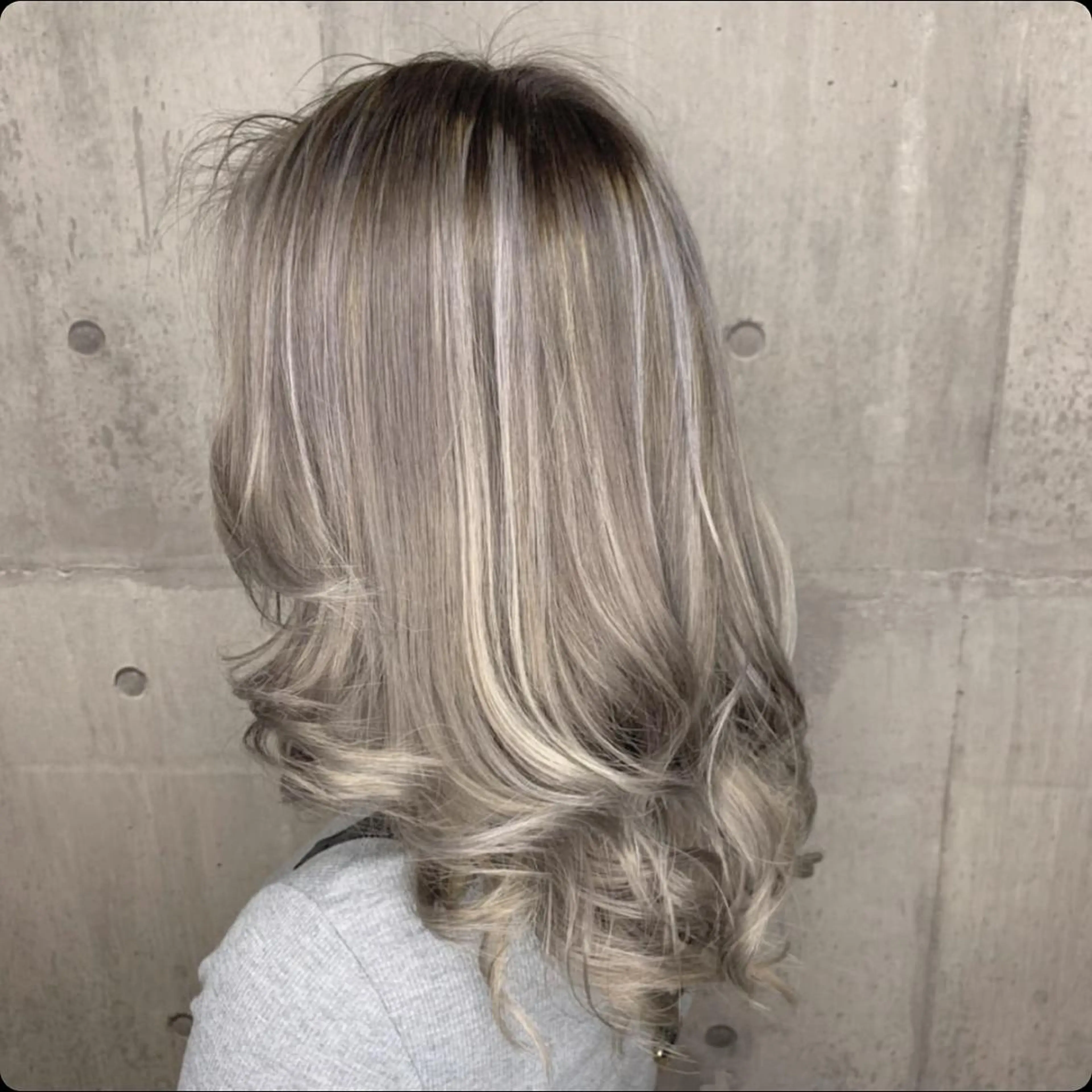 ミディアム ハイライト ヘアカラー トリートメント Lino所属・ﾊｲﾗｲﾄ/ﾚｲﾔｰ ｶｯﾄ/大嶽謙のヘアスタイル