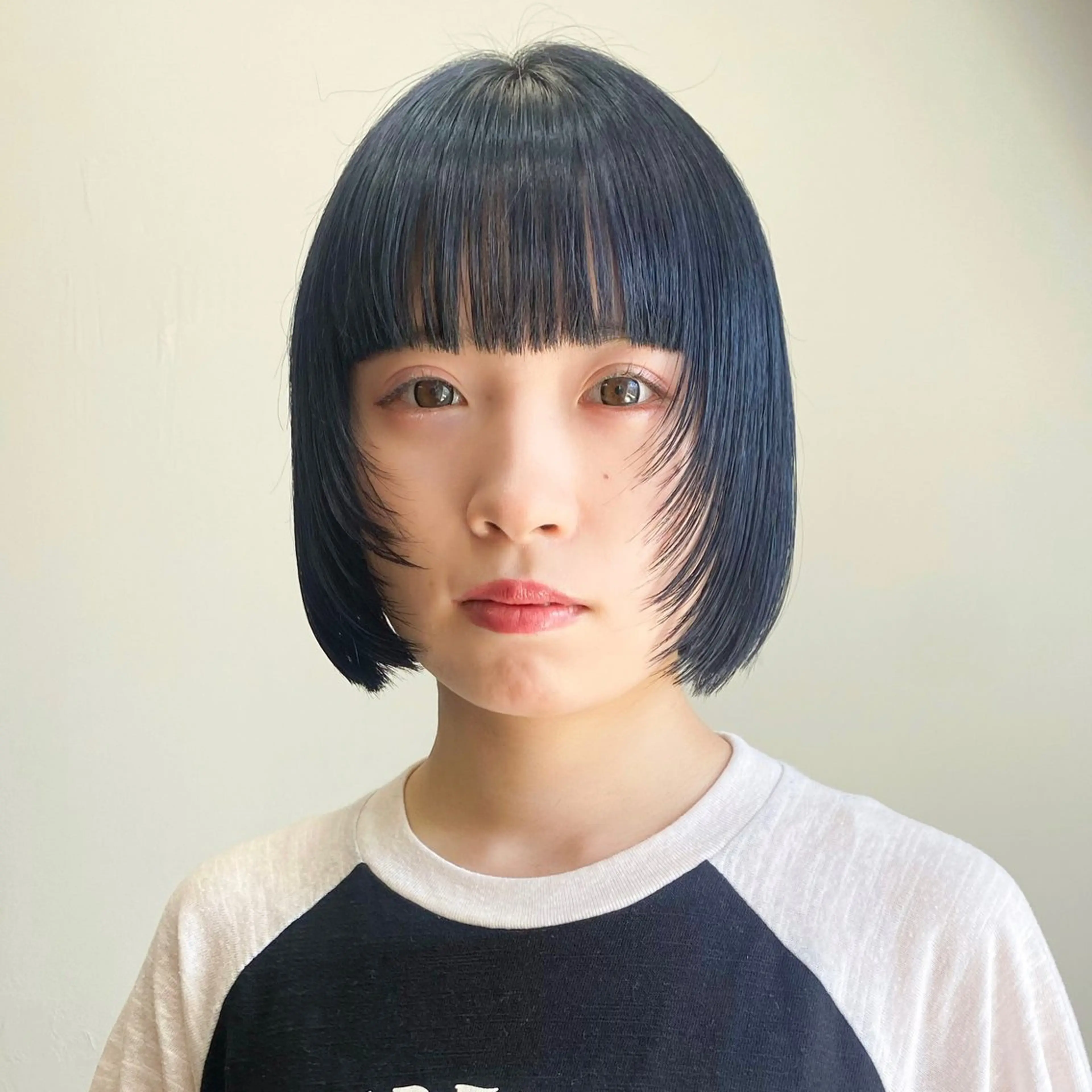 ミディアム カラー ヘアアレンジ ボブレイヤー 黒髪 ブリーチ ブルーカラー ブルーブラック カット ヘアカラー トリートメント 韓国ヘア×髪質 改善🇰🇷シオリのヘアスタイル