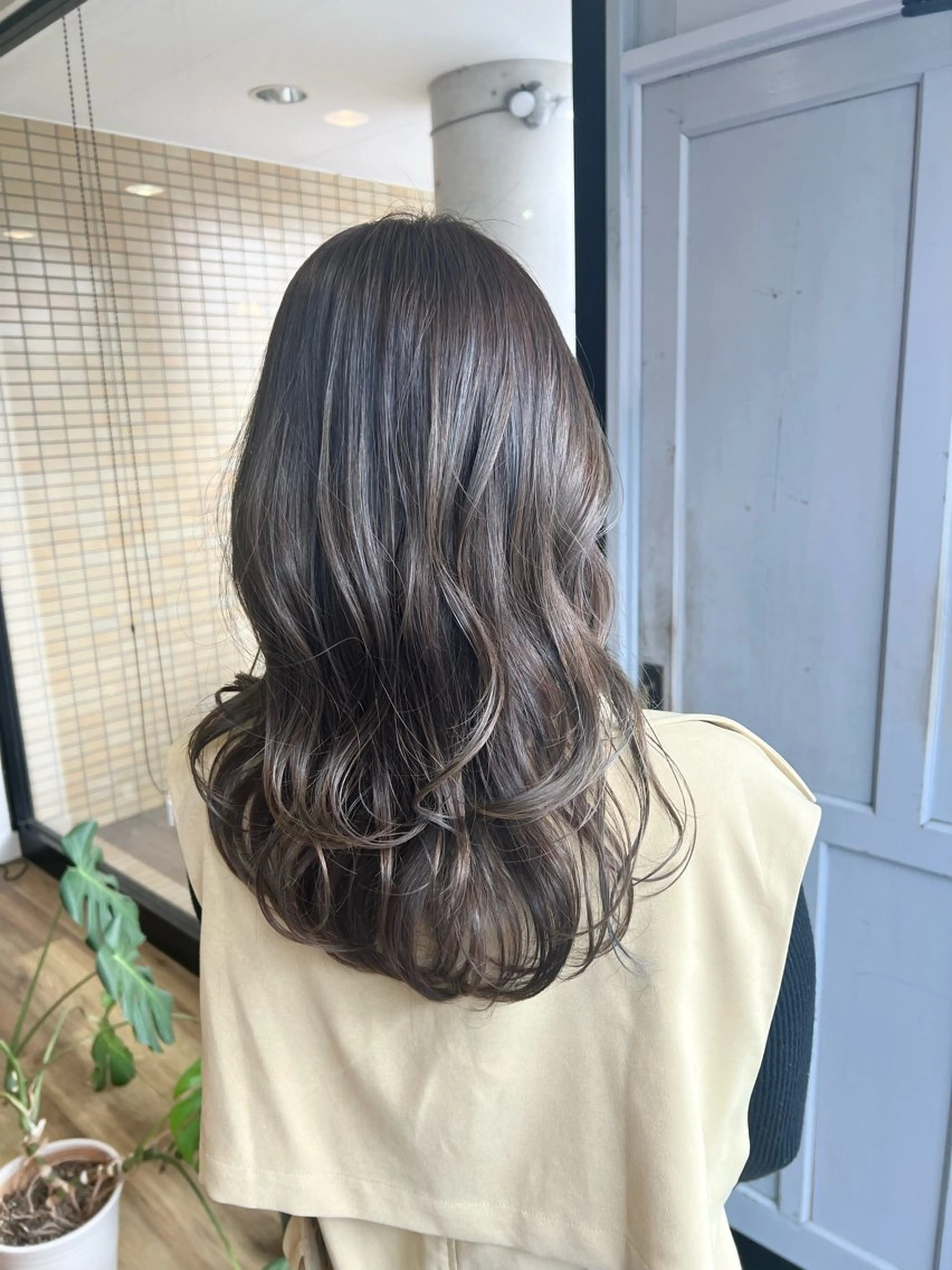 ロング カラー アッシュ ヘアカラー トリートメント ツキダテ ユイのヘアスタイル