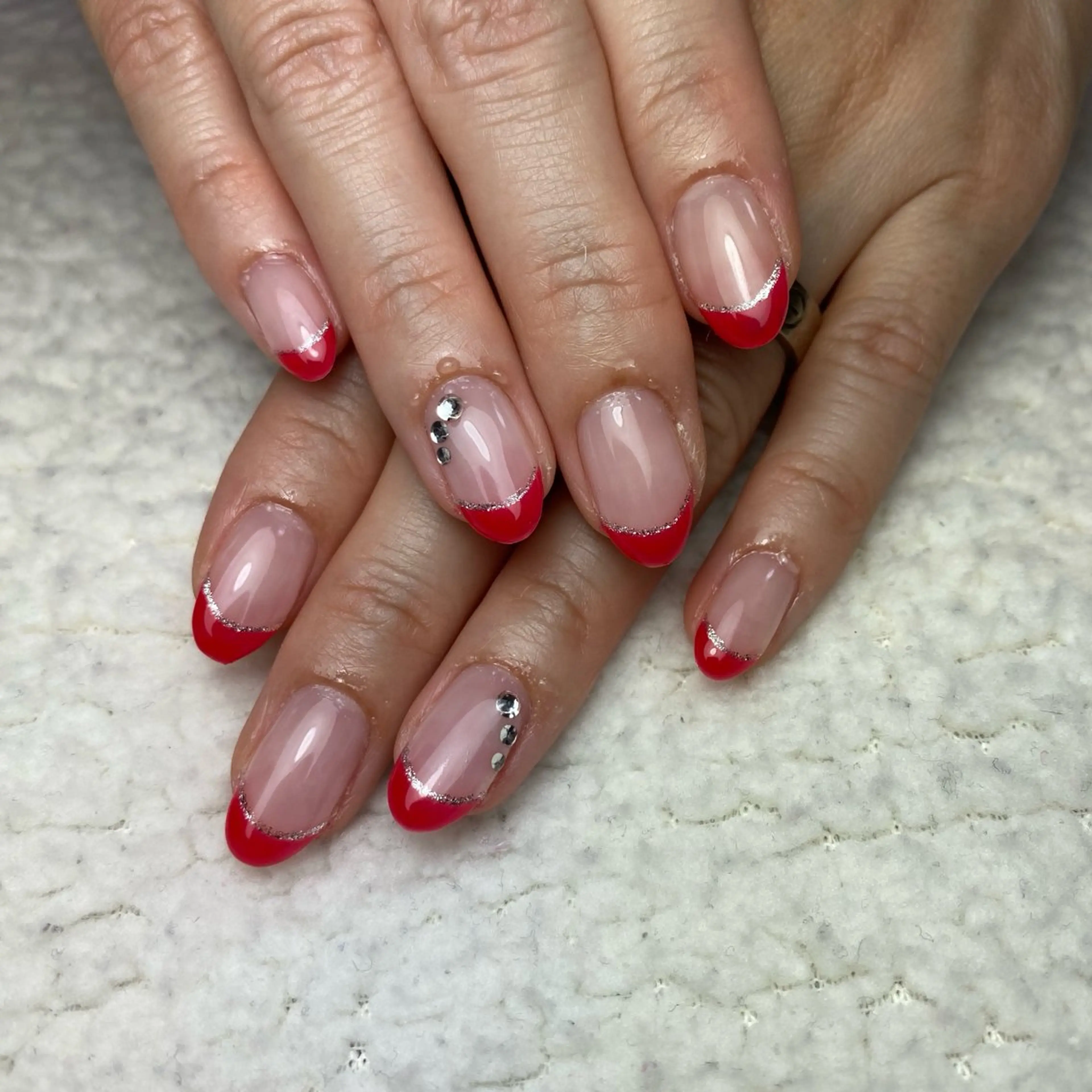 ネイル フレンチネイル 赤色 ハンドネイル COCO+所属・COCO +のエステ・リラクイメージ