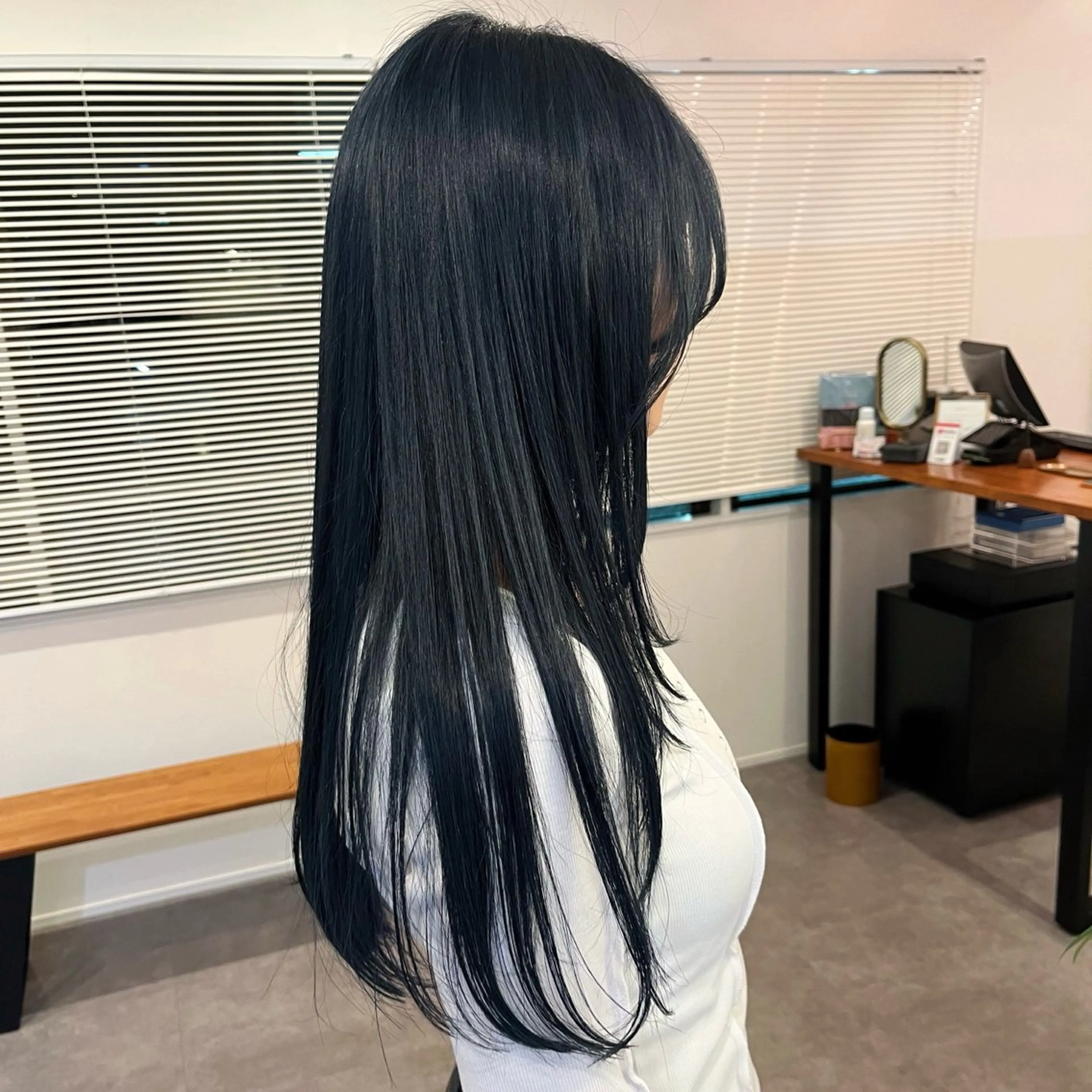 カラー 黒髪 ブリーチ ブルーカラー ブルーブラック ヘアカラー bon ami所属・むかいやま なおのヘアスタイル